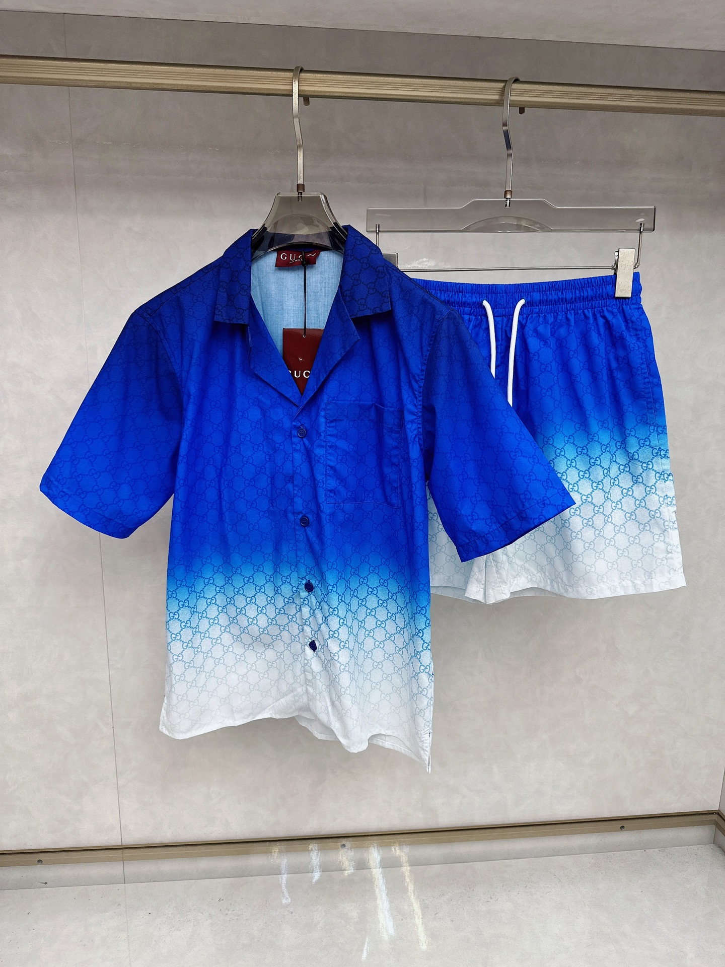 NO:449926,Guqi 2025 spring and summer new style, old-fashioned double G beach short-sleeved shirt, full-print graffiti letter design, simple and atmospheric upper body, counter-cut, cover, texture and weight reduction, original hardware design, same style for men and women, craftsmanship and matching cutting, code number S M L XL,,shirts,T-shirt,alexander wang19860909古奇 2025春夏新款 老花双G沙滩短袖衬衫 满印涂鸦字母设计 上身简约大气 对位裁剪 套里 质感重量还原 原五金设计 男女同款 工艺对位裁剪 码数S M L XL,,shirts,T-shirt,alexander wang,Men's clothing