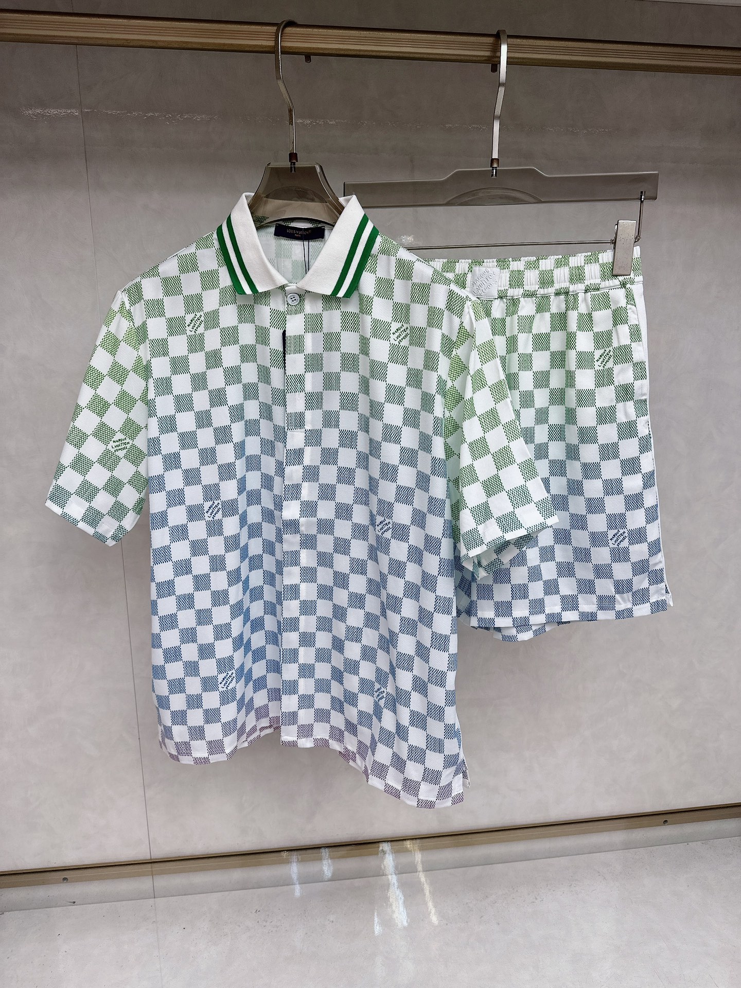 NO:449931,Lois Vitn 2025 early spring and summer presbyopia, twill chess board alignment cut inner sleeve, waist four square embroidery mark design, original hardware mold opening, same style for men and women, craft chess board alignment Size S M L XL,,louis vuitton,alexander wang19860909Lois Vitn路易 2025早春夏款老花 斜纹棋盘格对位裁剪 内套里 腰头四方绣花标设计 原五金开模 男女同款 工艺棋盘格对位 尺码S M L XL,,louis vuitton,alexander wang,Men's clothing