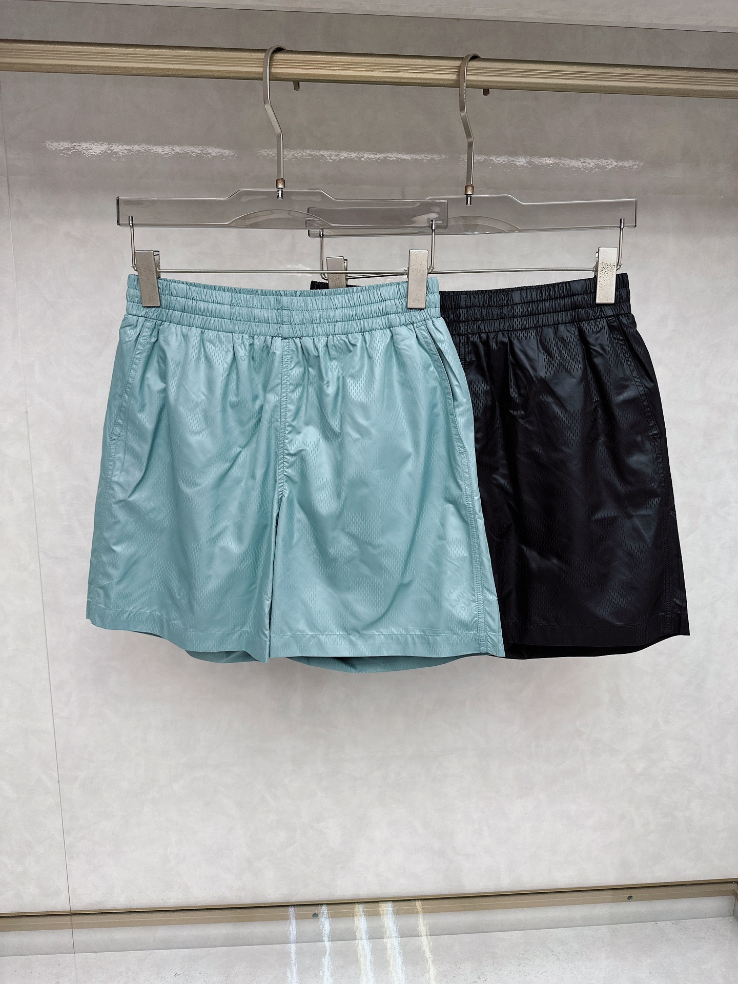 NO:449905,LV 2025 summer new casual shorts!  The official website is released simultaneously. The brand's classic LOGO casual pants, customized fabric, excellent comfort, strong hand touch. Extremely recognizable, perfect quality craftsmanship. Size S-XL,,louis vuitton, shorts, alexander wang19860909LV 2025夏季新款休闲短裤！官网同步发售.品牌经典LOGO休闲裤 ,定制面料,舒适度极好,手触感强烈.辨识度极高,完美品相工艺. 尺码S-XL,,louis vuitton,shorts,alexander wang,Men's clothing