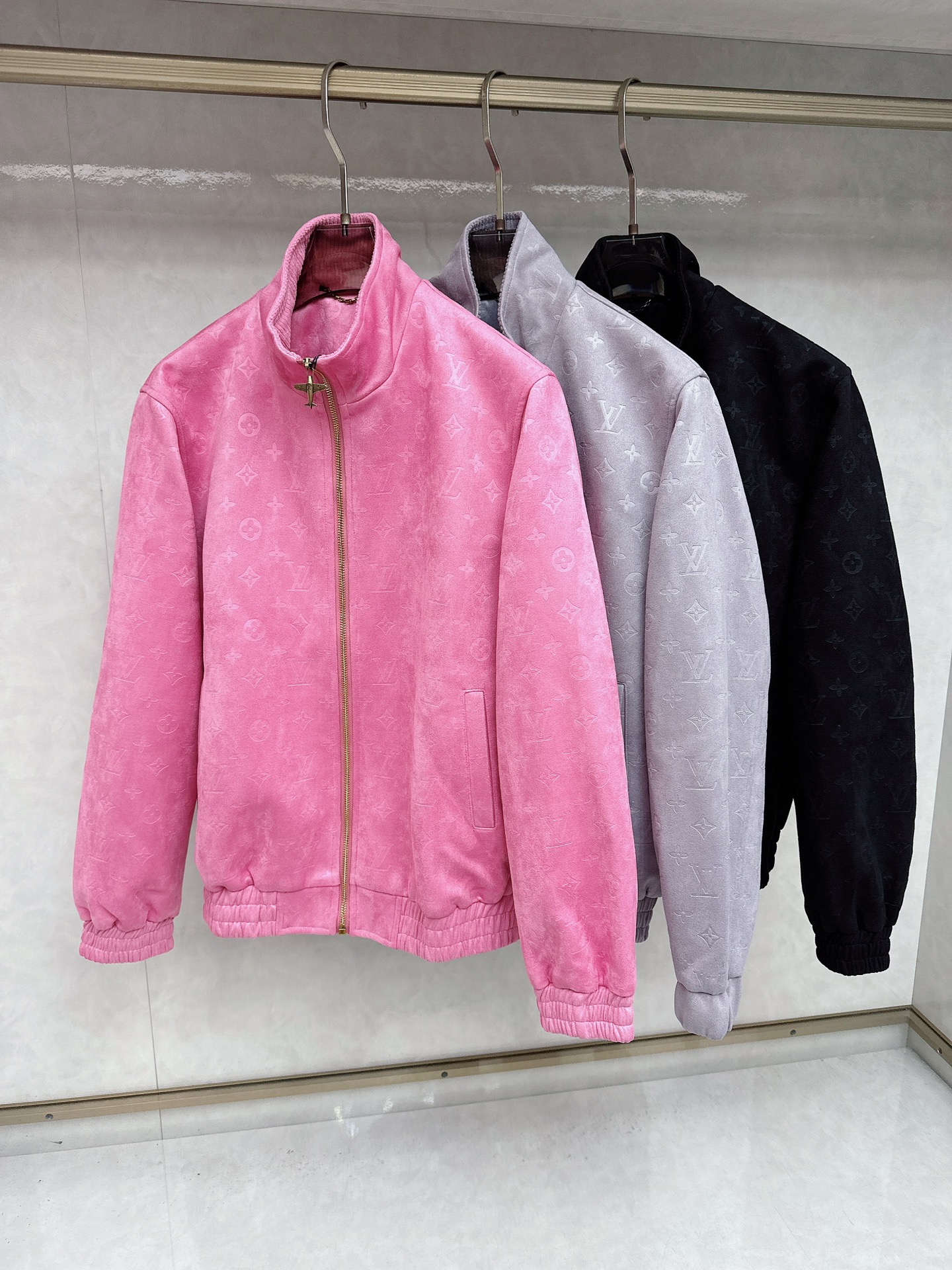 NO:449907,Lois Vitn Louis 2025 early spring new model suede steel pressed presbyterian casual jacket cover splicing craft hardware original mold opening details processing fabric upper body super stylish and comfortable men and women same style craft steel pressed presbyterian Size 46 48 50 52,,louis vuitton,jackets & coats,chamois leather,alexander wang19860909Lois Vitn路易2025早春新款 麂皮绒钢压老花休闲外套 套里 拼接工艺 五金原版开模 细节处理面料上身超级有型舒适 男女同款 工艺钢压老花 尺码46 48 50 52,,louis vuitton,jackets & coats,chamois leather,alexander wang,Men's clothing