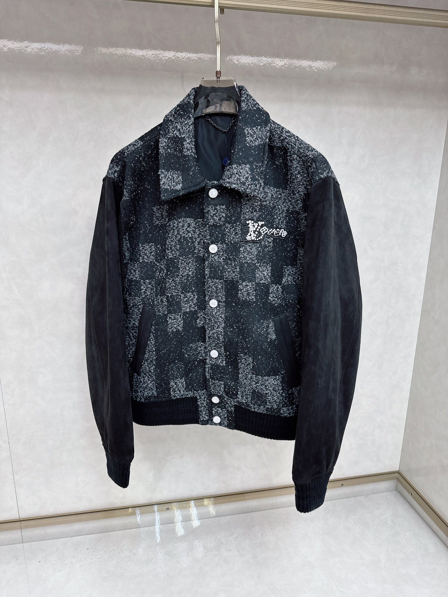 NO:449910,Size 46 48 50 52 LV splicing is crazy!  This piece crushes and reorganizes the 'street nobleness' and who knows it!  Tweed plaid + suede splicing. Direct explosion - the black and white snowflake plaid is like 'the rebellious gene on the street'. The suede sleeves contain 'noble code words'. The lapels stand up and directly fill the chemical reaction of 'street × advanced', and the ordinary collective crying in the wardrobe!  The rebellious scheming hidden in the 'split' material is a core explosion. The front is a snowflake tweed (with its own grainy street feel), the sleeves are matte suede (full of high-end feel). The two materials are like 'rebellious and elegant handshake'. They feel the texture of luxury brand, and they look like the soul of a trendy brand. They can make a fortune by wearing one or two clothes. Detailed egg kills. The white buttons are like 'rebellious in order', which echoes crazy with the black and white grid; exquisite embroidery on the chest, and those who understand understand get 'low-key explosion' at a glance, and any match is like 'designer privately hidden style'. The style cheater is short lapel design, which instantly becomes 'nine-head-body proportion'!  Wearing alone is a cool street cover, with a high-neck inside directly (the layering of suede+ can be fried even in cold weather). A slightly fat boy hides his flesh, and a thin man looks more 'empty and relaxed' in his wear!  3 types of 'splicing and bombing' matching formulas 1. Street cool cover + black T + hole + → Snowflake plaid pressing field, suede sleeves are ridiculously cool, the wildest 'rebellious noble young man' on the street is chased and asked 'Where did you dig the treasure style?'  2. Light Business Scheming Bureau: White + Gray + Loafers in the inner layer → A button of the lapel, the splicing hides the rebelliousness, revealing the suede sleeves, and the 'trendy ambition' is hidden during the meeting. My colleagues thought you had secretly worn the show limited edition 3. Layered King Explosion Bureau: Long exterior style + wool → Snowflake plaid as the inner layer, the layering is explosive!  The corners of the clothes are exposed in the cold weather, and even they are infected with 'street nobleness'. Passers-by have put a lot of effort into wearing this outfit, right?  Black and white are the background color, splicing is the soul, and embroidery is the code word - this piece directly carves 'street nobleness' into the genes!  One piece can be worn to show rebelliousness on the street and to support high-end business. Whoever wears it knows the joy of 'splicing cheating', ordinary?  Nothing 3 #Split Gods #Street Noble Style #Spring and Autumn King Blast #Trendy Fashion for Boys #Material Collision Killing Crazy, Louis vuitton,loafers,chamois Leather,alexander Wang19860909尺码46 48 50 52  LV拼接杀疯了！这件把「街头贵气」捏碎重组 谁懂啊！粗花呢格纹+麂皮拼接 直接炸场——黑白雪花格像“街头的叛逆基因”,麂皮袖子藏着“贵气暗语”,翻领一立,直接把「街头×高级」的化学反应拉满,衣柜里的普通集体哭晕！ 藏在「拼接」里的叛逆心机 材质核爆 前襟是雪花格粗花呢（自带街头颗粒感）,袖子是哑光麂皮（高级感拉满）,两种材质像“叛逆与优雅的 handshake”,摸起来是奢牌质感,看起来是潮牌灵魂,一衣两穿赚到飞起 细节彩蛋杀 白色纽扣像“秩序里的叛逆”,和黑白格疯狂呼应； 胸口精致刺绣,懂的人一眼get“低调炸场”,随便一搭都像“设计师私藏款” 版型作弊器 短款翻领设计,秒变“九头身比例”！单穿是街头酷盖,内搭高领直接封神（麂皮+的层次感,冷天也能炸）,微胖男生藏肉,瘦子穿更显“空荡松弛感”！ 3种「拼接炸场」搭配公式 1. 街头酷盖局 +黑T+破洞+ → 雪花格压场,麂皮袖子飒到离谱,街头最野的“叛逆贵公子”,被追着问“哪里挖的宝藏款”！ 2. 轻商务心机局 内搭白+灰+乐福鞋 → 翻领一扣,拼接藏起叛逆,露出麂皮袖边,开会时藏着“潮人野心”,同事以为你偷穿了秀场限定 3. 叠穿王炸局 外搭长款+羊毛 → 雪花格当内搭,层次感爆炸！冷天露出衣角,连都染上“街头贵气”,路人这穿搭费了不少心思吧？ 黑白是底色,拼接是灵魂,刺绣是暗语——这件直接把「街头贵气」刻进基因里！一件,穿得出街头叛逆,撑得起商务高级,谁穿谁懂“拼接作弊”的快乐,普通？不存在的 3 #拼接封神 #街头贵气风 #春秋王炸 #男生潮流穿搭 #材质碰撞杀疯了,,louis vuitton,loafers,chamois leather,alexander wang,Men's clothing