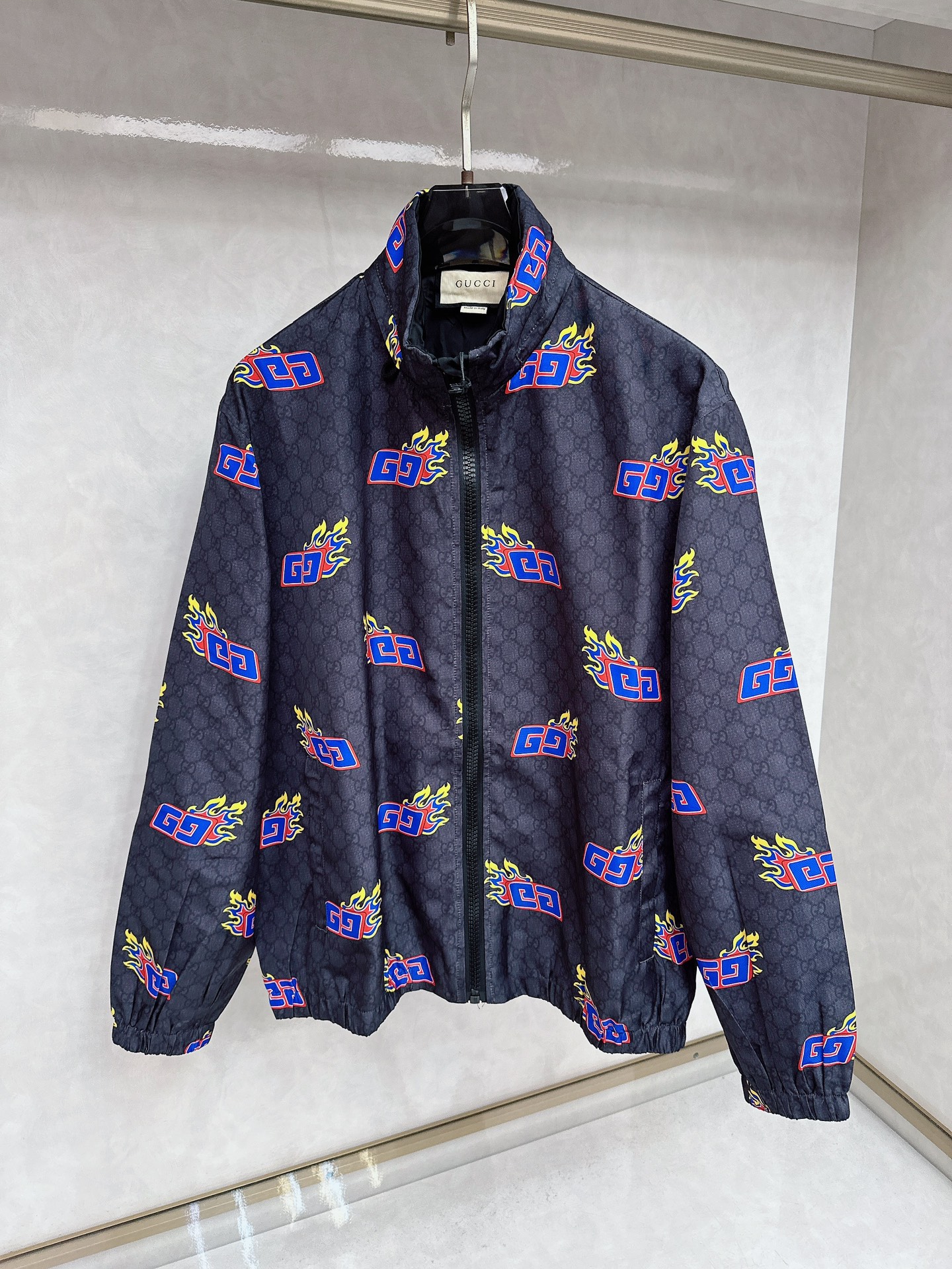 NO:449913,Guqi 2025 new model, Dragon Year limited classic double G old-fashioned splicing jacket, hidden hat design, overall upper body simple and atmospheric, counterparting and weight reduction, original hardware design, same style for men and women, craftsmanship and counterparting and cutting, code number 46 48 50 52,,jackets & coats,hats,alexander wang19860909古奇 2025新款 龙年限定经典双G老花拼接外套 隐藏帽子设计 整体上身简约大气 对位裁剪 质感重量还原 原五金设计 男女同款 工艺对位裁剪 码数46 48 50 52,,jackets & coats,hats,alexander wang,Men's clothing