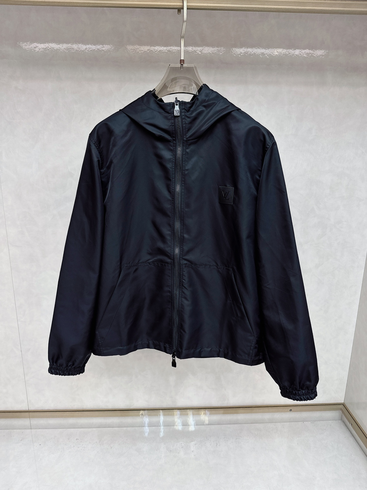 NO:449916,Lois Vitn 2025 new double-sided hooded jacket, presbyterian jacquard fabric alignment cut, chest leather logo design, hardware engraving fabric original restore the same style for men and women, craft double-sided wear Size 46 48 50 52,,louis vuitton,jackets & coats,hats,alexander wang19860909Lois Vitn路易 2025新款双面穿连帽外套 老花提花面料对位裁剪 胸前皮标设计 五金刻字面料原版还原男女同款 工艺双面穿 尺码46 48 50 52,,louis vuitton,jackets & coats,hats,alexander wang,Men's clothing