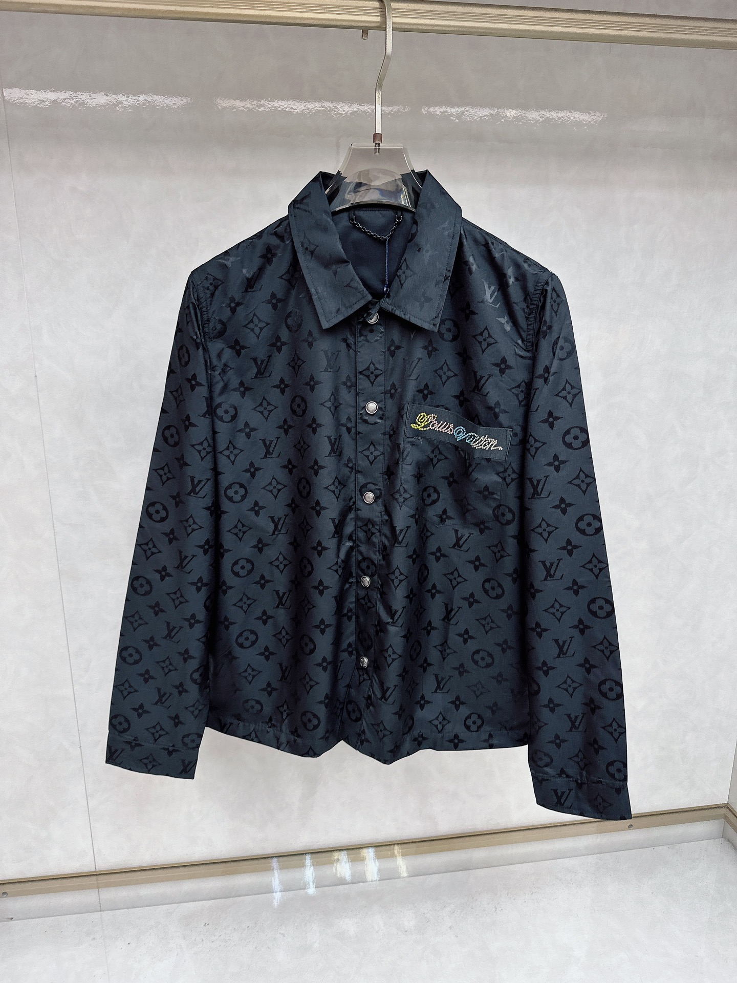 NO:449919,Lois Vitn 2025 new old-fashioned shirt jacket with chest pocket ironing. The original jacquard fabric is complex in overall craftsmanship and takes a long time. Inner sleeve. Positioning and cutting. Original hardware mold opening. Men and women. Crafts pocket ironing. Size 46 48 50 52,,louis vuitton,jackets & coats,shirts,alexander wang19860909Lois Vitn路易 2025新款老花衬衫外套 胸前口袋烫钻 原版提花面料整体工艺复杂 耗时较长 内套里 定位裁剪 原五金开模 男女同款 工艺口袋烫钻 尺码46 48 50 52,,louis vuitton,jackets & coats,shirts,alexander wang,Men's clothing