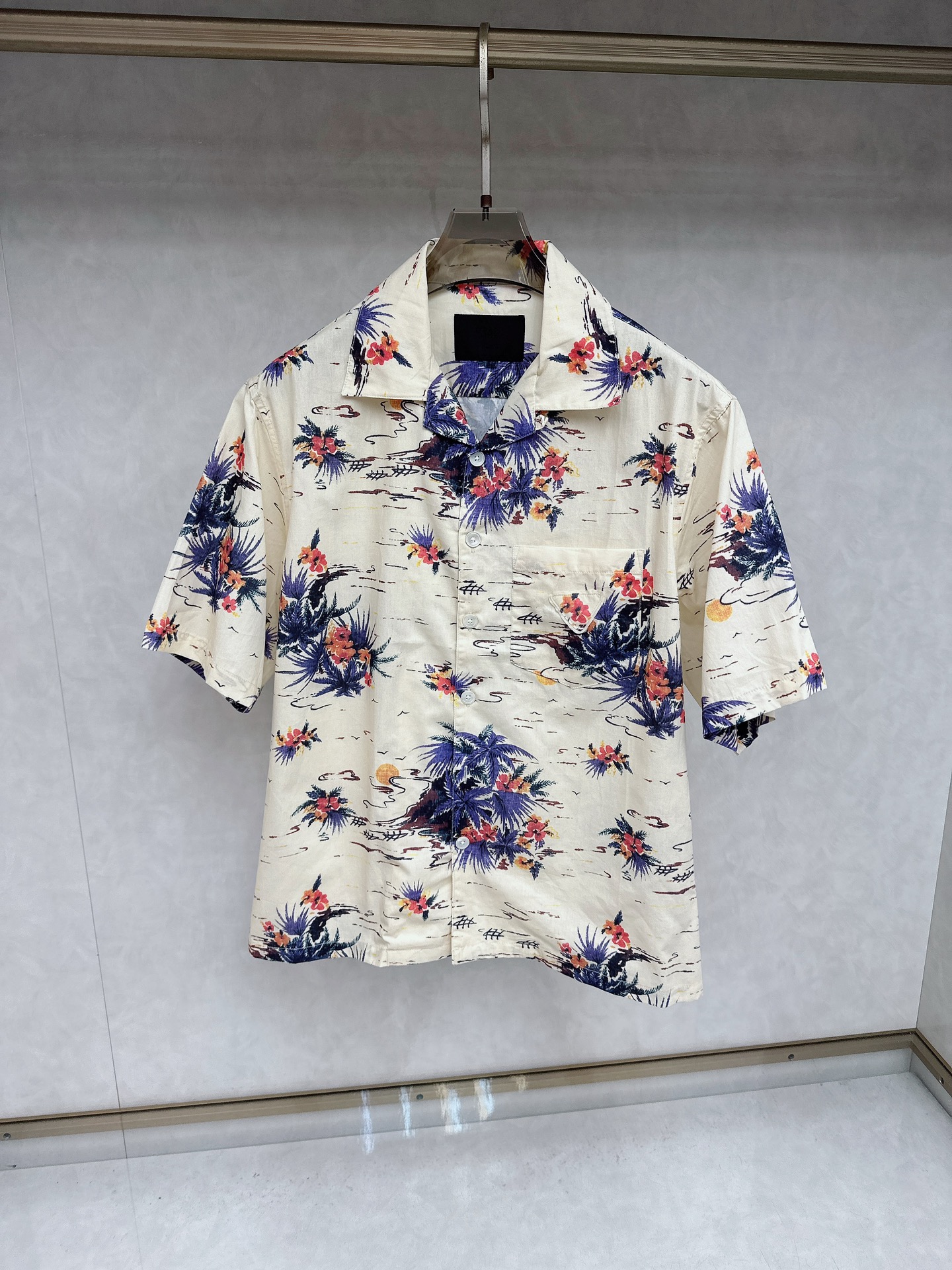 NO:449922,Prad* Prad 25 summer Hawaii vacation floral shirt This cotton shirt presents Oversize lines, with chic bowling lapels, summer style prints incorporate retro temperament in sports design. Classic chest pockets, straight bottom edges, mother-of-pearl button closure, front fabric triangle logo SizeSMLXL,,prada,prada,versace,shirts,alexander wang19860909Prad*普拉达 25夏Hawaii度假花衬衣 这款棉质衬衫呈现Oversize线条,配以别致的保龄球翻领,夏日风格印花在运动设计中融入复古气质.经典胸袋,平直底边,珍珠母纽扣开合,正面织物三角形徽标 SizeSMLXL,,prada,prada,versace,shirts,alexander wang,Men's clothing