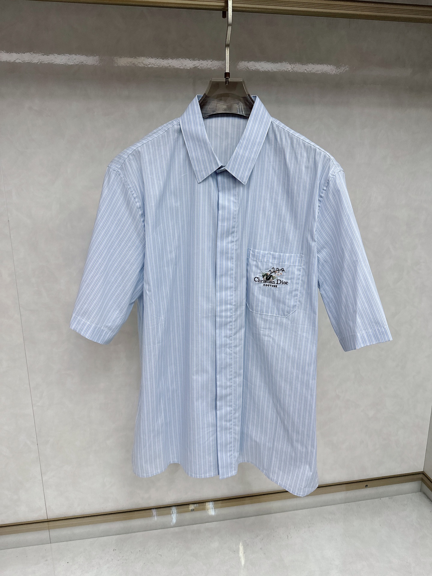 NO:449924,Di* Dior 2025 new model, pocket embroidered shirt short sleeves, inner sewing, pocket embroidery design, fabric upper body breathable and comfortable, button letter customization, same style for men and women, details processing, specifications, pocket embroidery, S M L XL,,dior,T-shirt,alexander wang19860909Di*迪奥2025新款 口袋绣花衬衣短袖 内里包缝 口袋万刺绣花设计 面料上身透气舒适 扣子字母定制 男女同款 细节处理  规格口袋绣花 码数S M L XL,,dior,T-shirt,alexander wang,Men's clothing