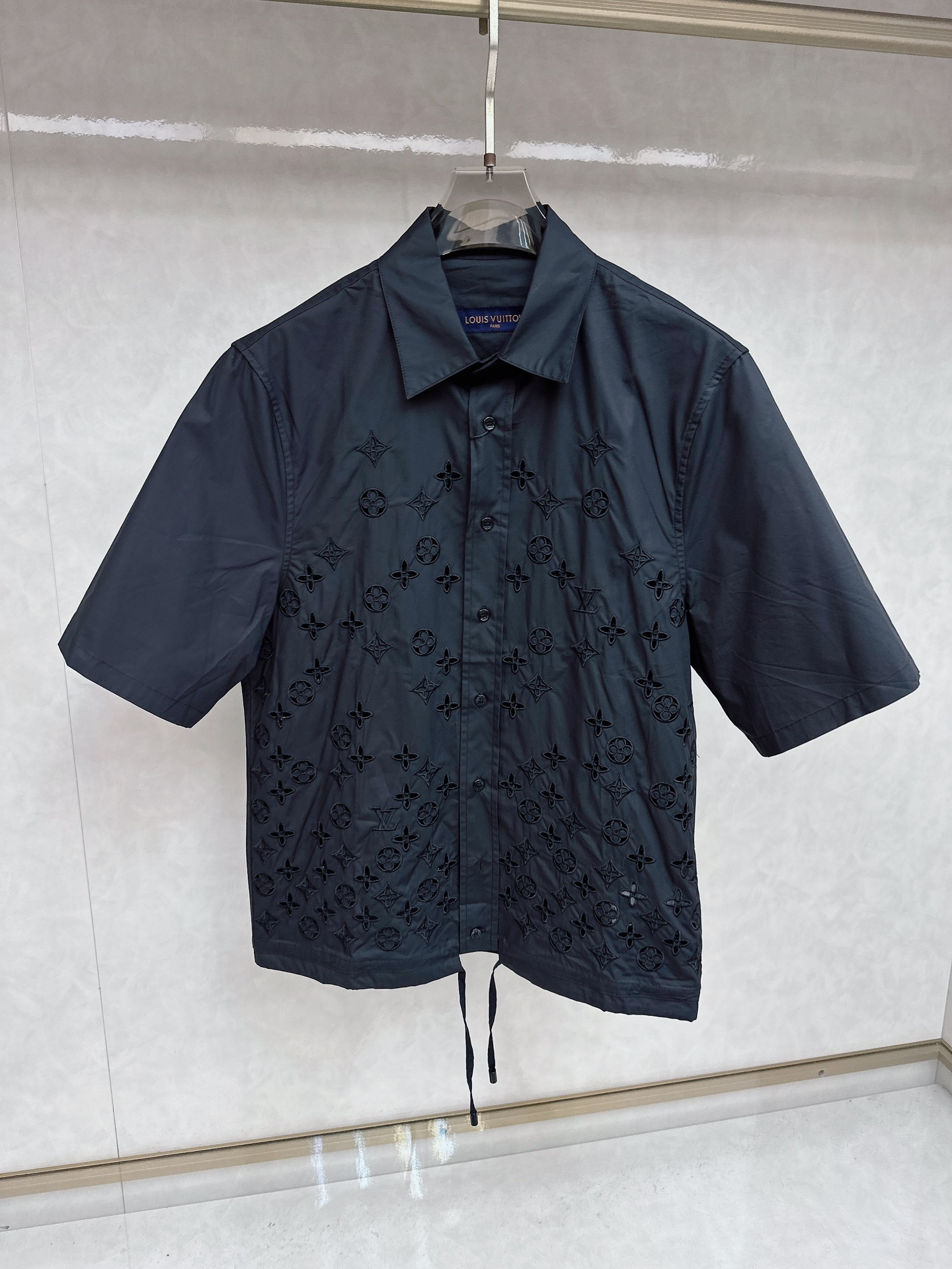 NO:449929,Lois Vitn 2025 old-fashioned hollow embroidery short-sleeved shirt full embroidery hollowing process complex back square embroidery design Pure cotton fabric upper body comfortable and close body Original hardware mold opening style men and women Craft hollowing embroidery Size S M L XL,,louis vuitton,shirts,T-shirt,alexander wang19860909Lois Vitn路易 2025款老花镂空绣花短袖衬衫 满幅绣花镂空工艺复杂 后背方标绣花设计 纯棉面料 上身舒适贴身 原五金开模 男女同款 工艺镂空绣花 尺码S M L XL,,louis vuitton,shirts,T-shirt,alexander wang,Men's clothing