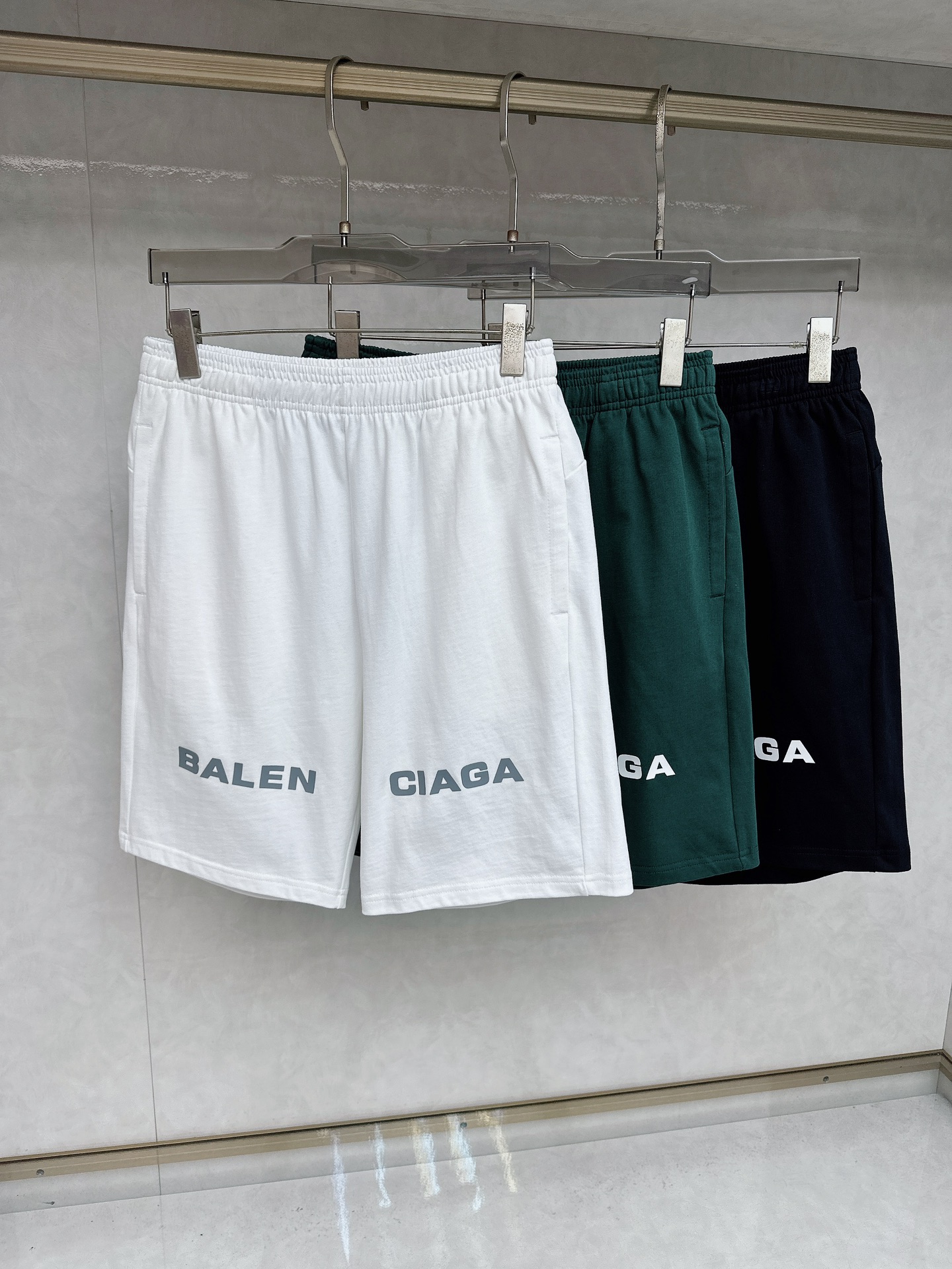 NO:449886,Balenciaga 2025 summer new men's casual shorts, high-end custom fabric breathable fabric, extremely breathable, elastic and comfortable, impeccable details, top-level auxiliary materials, original logo design concept, delicate and soft feel!  The upper body style is excellent!  Size M-2xl order to report height and weight, balenciaga, shorts, alexander wang19860909巴黎世家 2025夏季新款男士休闲短裤,高级定制面料透气面料 透气弹力舒适度极高,细节无可挑剔,顶级辅料配备,原版logo设计理念,手感细腻柔软！上身版型超赞！尺码M-2xl下单报身高体重,,balenciaga,shorts,alexander wang,Men's clothing