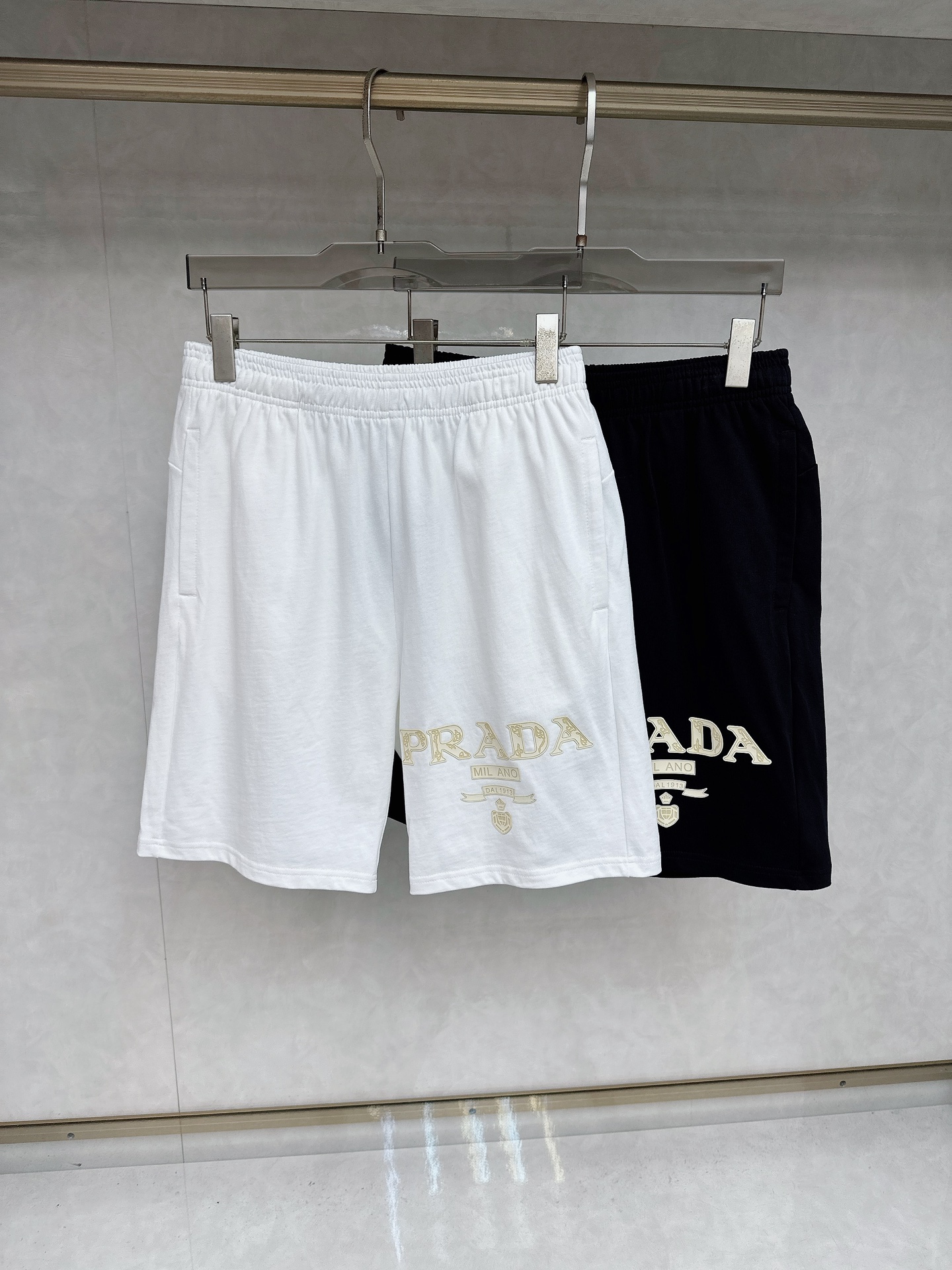 NO:449894,Prada 2025 summer new men's casual shorts, high-end custom fabric breathable fabric, extremely breathable, elastic and comfortable, impeccable details, top-level auxiliary materials, original logo design concept, delicate and soft feel!  The upper body style is excellent!  Size M-2xl order to report height and weight, prada, shorts, alexander wang19860909普拉达 2025夏季新款男士休闲短裤,高级定制面料透气面料 透气弹力舒适度极高,细节无可挑剔,顶级辅料配备,原版logo设计理念,手感细腻柔软！上身版型超赞！尺码M-2xl下单报身高体重,,prada,shorts,alexander wang,Men's clothing