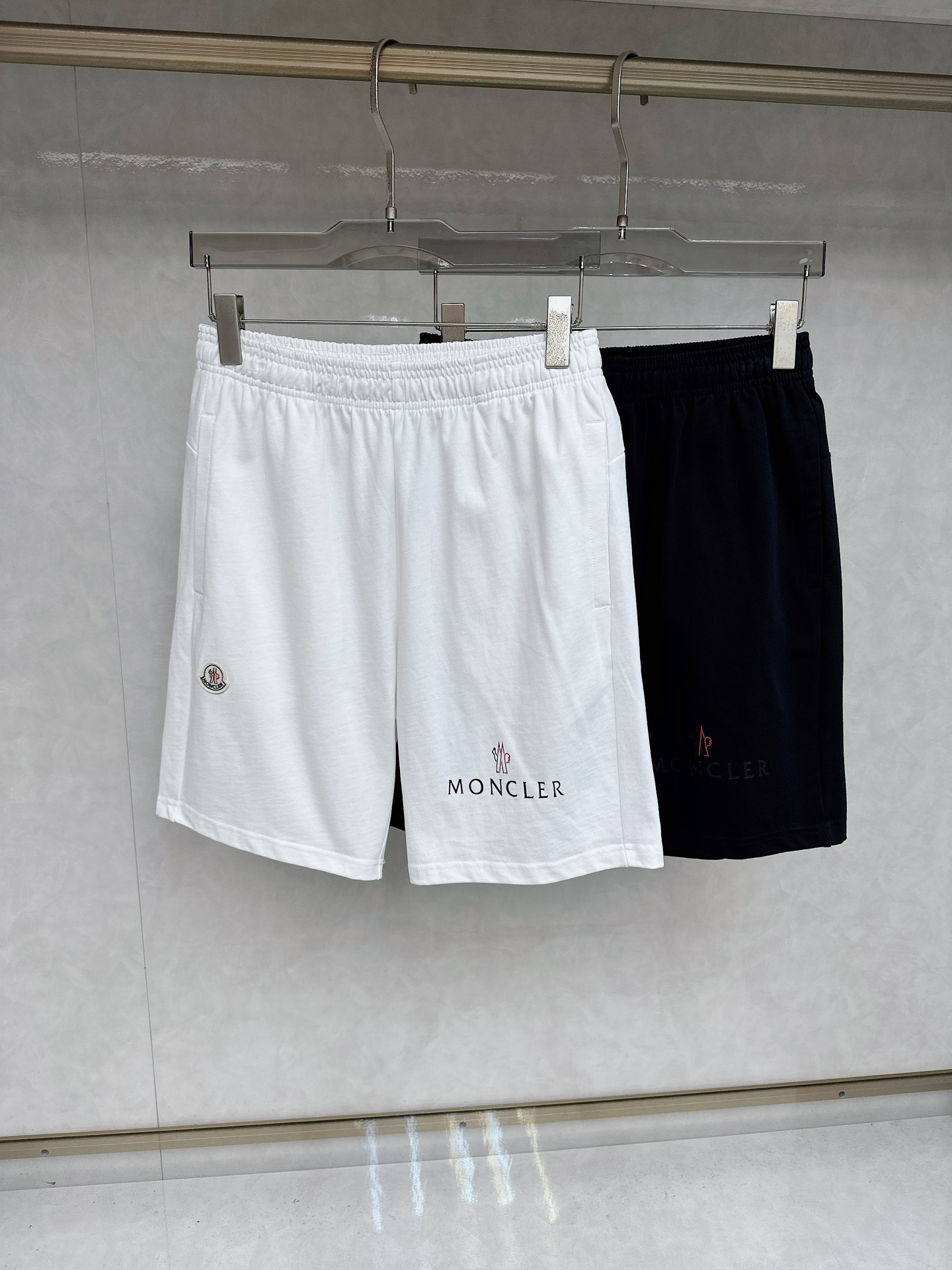 NO:449900,The new 2025 summer casual shorts for men, high-end custom fabric breathable fabric, extremely breathable elastic and comfortable, impeccable details, top-level auxiliary materials, original logo design concept, delicate and soft feel!  The upper body style is excellent!  Size M-2xl order to report height and weight, Moncler, shorts, alexander wang19860909蒙口 2025夏季新款男士休闲短裤,高级定制面料透气面料 透气弹力舒适度极高,细节无可挑剔,顶级辅料配备,原版logo设计理念,手感细腻柔软！上身版型超赞！尺码M-2xl下单报身高体重,,Moncler,shorts,alexander wang,Men's clothing