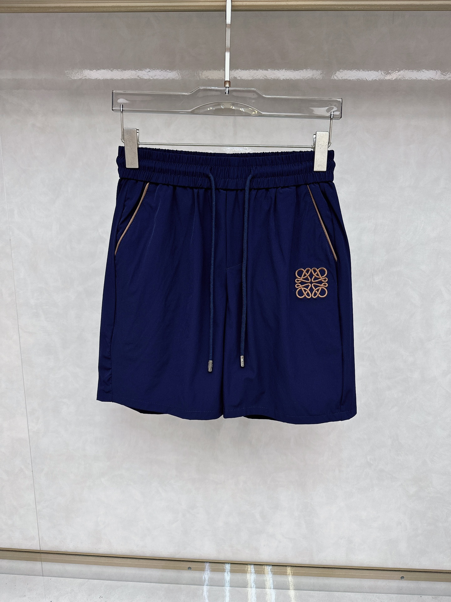 NO:449904,Luo Yiwei 2025 summer new men's casual shorts, high-end custom fabric breathable fabric, extremely breathable, elastic and comfortable, impeccable details, top-level auxiliary materials, original logo design concept, delicate and soft feel!  The upper body style is excellent!  Size M-2xl order to report height and weight, loewe, shorts, alexander wang19860909罗意威 2025夏季新款男士休闲短裤,高级定制面料透气面料 透气弹力舒适度极高,细节无可挑剔,顶级辅料配备,原版logo设计理念,手感细腻柔软！上身版型超赞！尺码M-2xl下单报身高体重,,loewe,shorts,alexander wang,Men's clothing