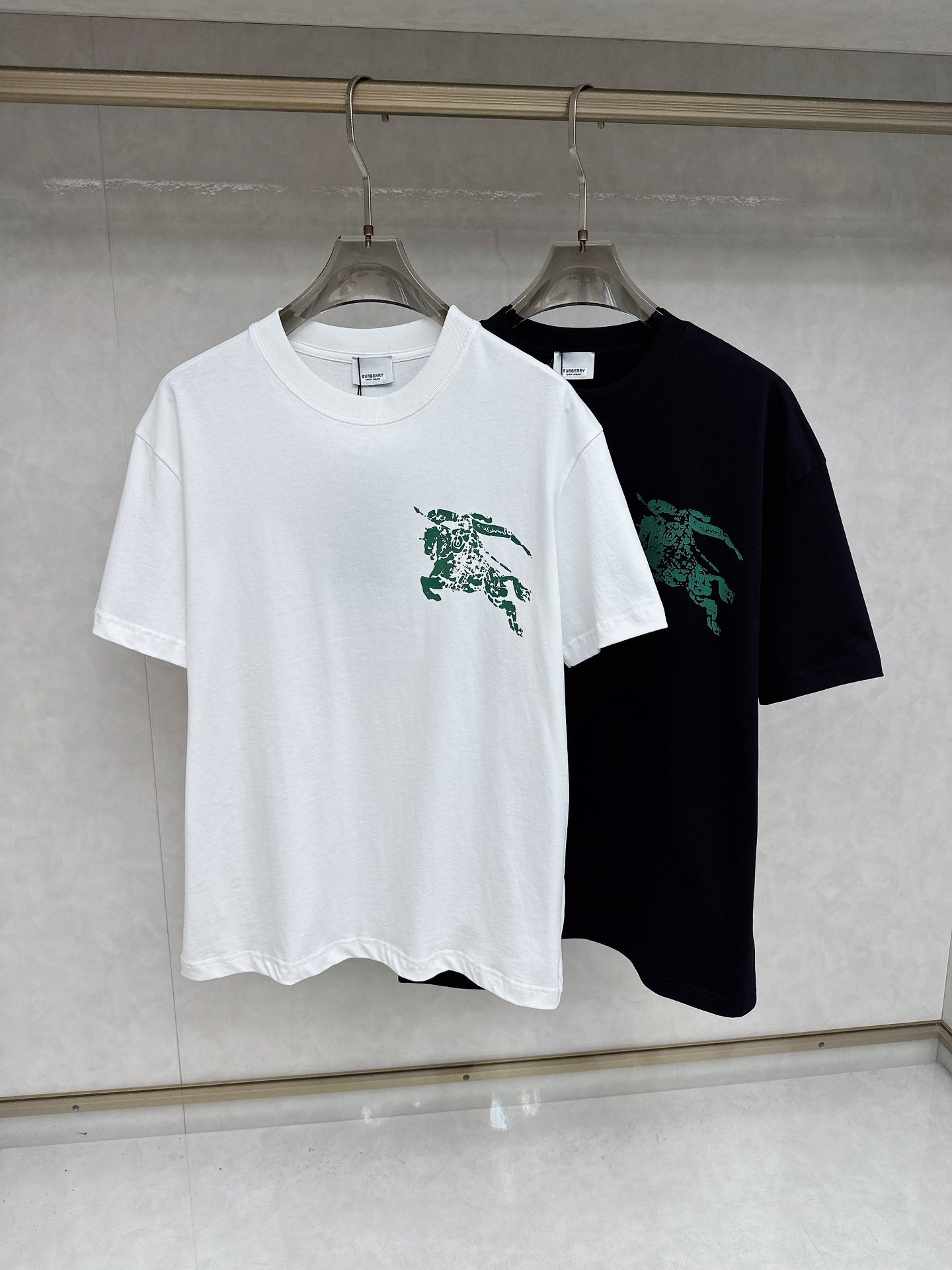 NO:449908,Burberry 2025Ss spring and summer latest short-sleeved T-shirt, soft touch, comfortable wearing, fine workmanship. The upper body effect is invincible and handsome, size number M-2xl, burberry, T-shirt, tees, t-shirt, alexander wang19860909巴宝莉 2025Ss春夏最新款短袖T恤,手感柔软,穿着舒适,做工精细.上身效果无敌帅气,码数 M-2xl,,burberry,T-shirt,tees，t-shirt,alexander wang,Men's clothing