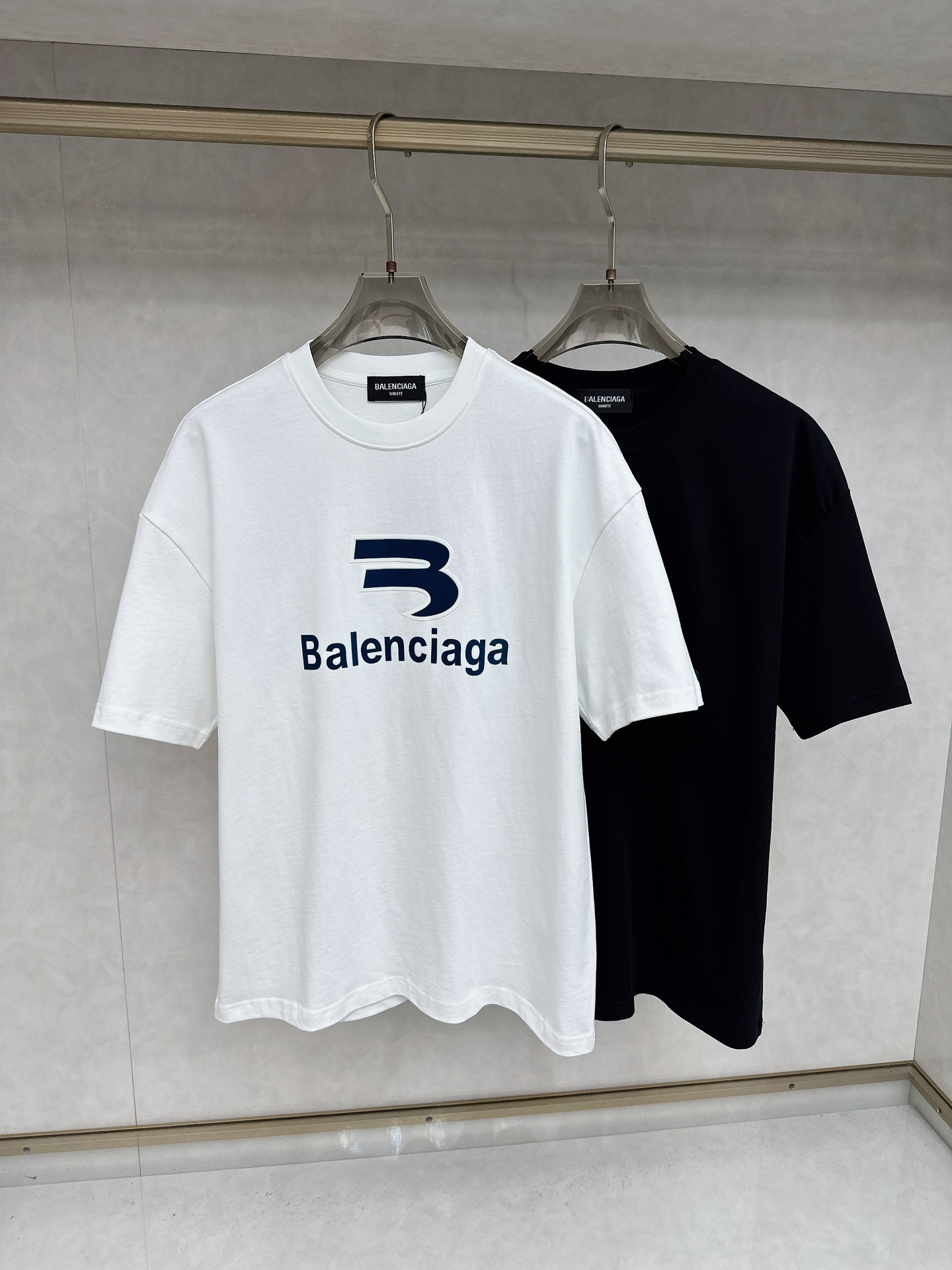 NO:449911,Balenciaga 2025Ss spring and summer latest short-sleeved T-shirt, soft touch, comfortable wearing, fine workmanship. The upper body effect is invincible and handsome, size number M-2xl,,balenciaga,T-shirt,tees,t-shirt,alexander wang19860909巴黎世家 2025Ss春夏最新款短袖T恤,手感柔软,穿着舒适,做工精细.上身效果无敌帅气,码数 M-2xl,,balenciaga,T-shirt,tees，t-shirt,alexander wang,Men's clothing
