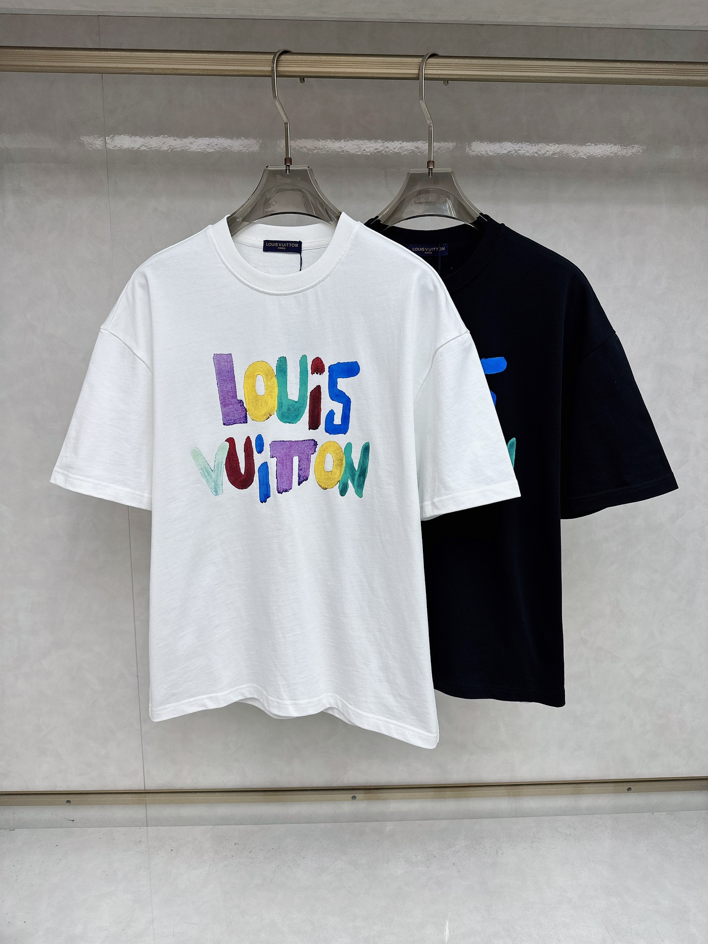 NO:449914,LV 2025Ss Spring and Summer latest short-sleeved T-shirt, soft touch, comfortable wearing, fine workmanship. The upper body effect is invincible and handsome, size number M-2xl, louis vuitton, T-shirt,tees, t-shirt,alexander wang19860909LV 2025Ss春夏最新款短袖T恤,手感柔软,穿着舒适,做工精细.上身效果无敌帅气,码数 M-2xl,,louis vuitton,T-shirt,tees，t-shirt,alexander wang,Men's clothing