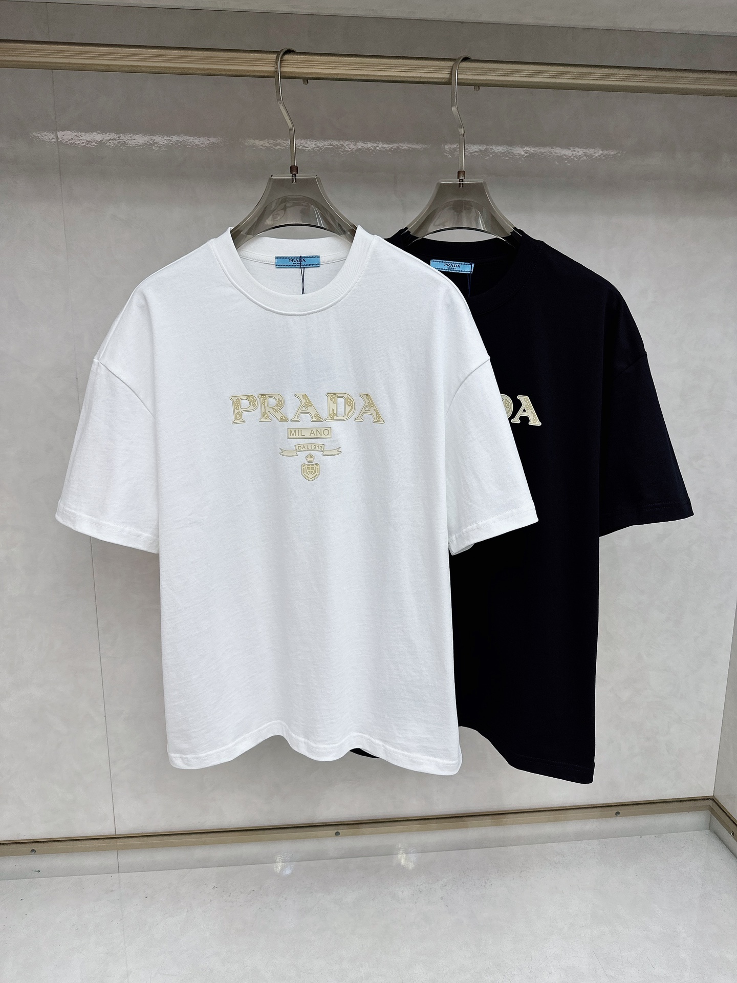 NO:449917,Prada 2025Ss Spring and Summer latest short-sleeved T-shirt, soft touch, comfortable wearing, fine workmanship. The upper body effect is invincible and handsome, size number M-2xl,,prada,T-shirt,tees,t-shirt,alexander wang19860909普拉达 2025Ss春夏最新款短袖T恤,手感柔软,穿着舒适,做工精细.上身效果无敌帅气,码数 M-2xl,,prada,T-shirt,tees，t-shirt,alexander wang,Men's clothing