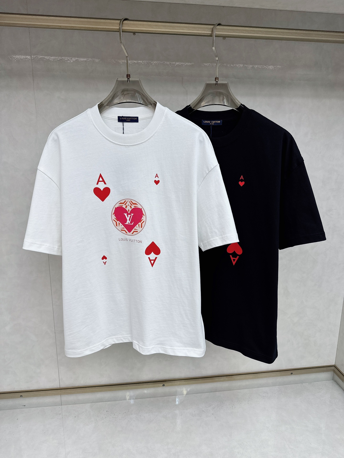 NO:449920,LV 2025Ss Spring and Summer latest short-sleeved T-shirt, soft touch, comfortable wearing, fine workmanship. The upper body effect is invincible and handsome, size number M-2xl, louis vuitton, T-shirt,tees, t-shirt,alexander wang19860909LV 2025Ss春夏最新款短袖T恤,手感柔软,穿着舒适,做工精细.上身效果无敌帅气,码数 M-2xl,,louis vuitton,T-shirt,tees，t-shirt,alexander wang,Men's clothing