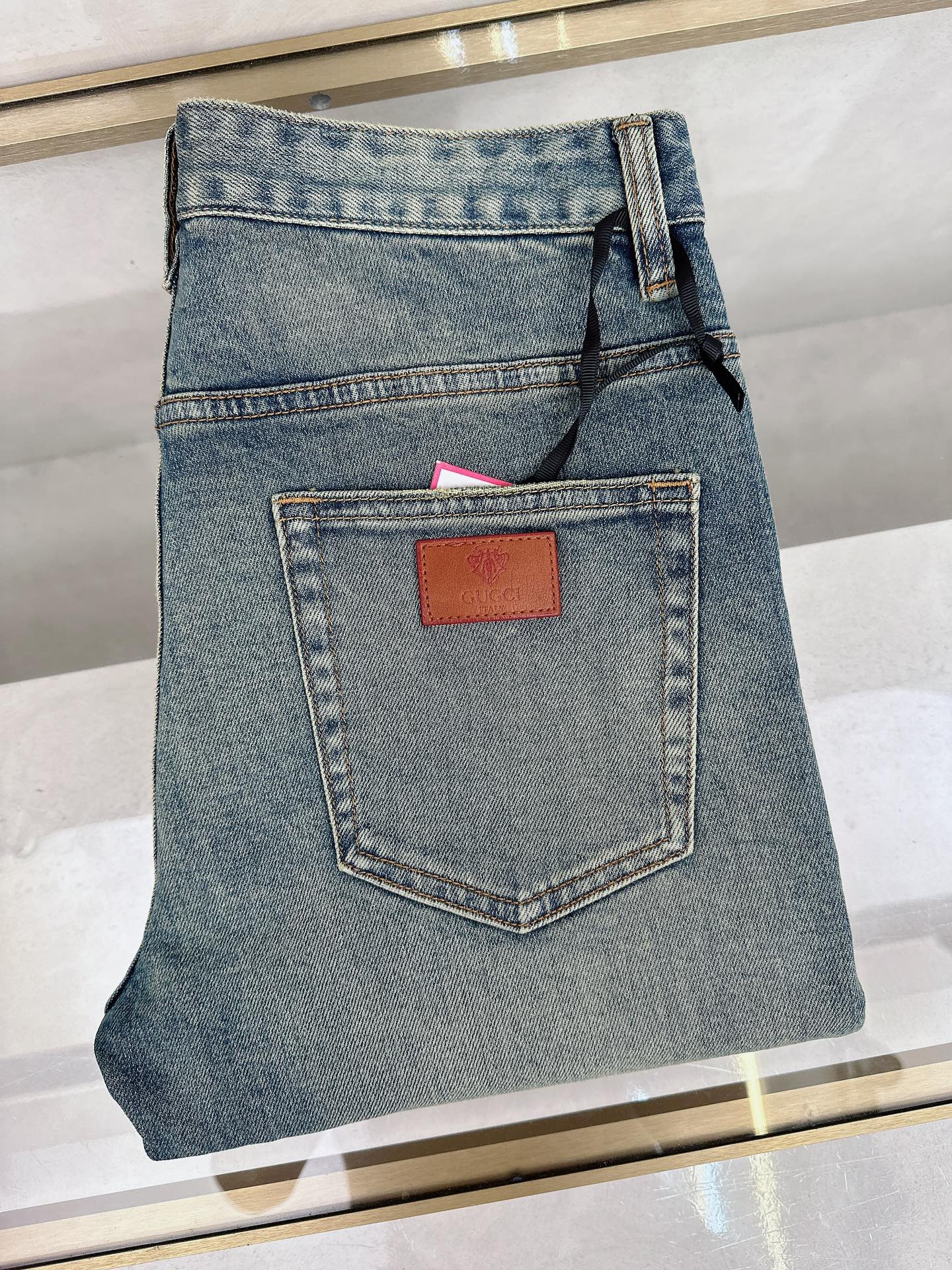 NO:479187,Guqi 2025 summer new model is available in stock, original single hot jeans super customized model, original hardware, super heavy industry technology, excellent version, impeccable details!  The style is not picky, it is very high-end, and the good products are not waiting for everyone. If you like it, hurry up and start, size 28-38, jeans, alexander wang19860909古奇 2025夏季新款现货上市,原单爆款牛仔裤超级定制款,原版五金,超级重工工艺,版型超赞细节做工无可挑剔！款式不挑人,特别高档,好货不等人,看中赶紧下手,尺码28-38,,jeans,alexander wang,Men's clothing
