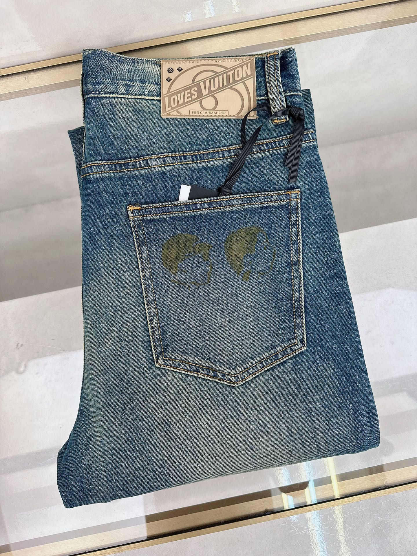 NO:479201,The new LV 2025 summer model is available in stock, the original single hot jeans are super customized, the original hardware, super heavy industry technology, the style is super excellent, the details are impeccable!  The style is not picky, it is very high-end, and the good products are not waiting for everyone. Take a look at it and start quickly. Size 28-38, louis vuitton, jeans, alexander wang19860909LV 2025夏季新款现货上市,原单爆款牛仔裤超级定制款,原版五金,超级重工工艺,版型超赞细节做工无可挑剔！款式不挑人,特别高档,好货不等人,看中赶紧下手,尺码28-38,,louis vuitton,jeans,alexander wang,Men's clothing