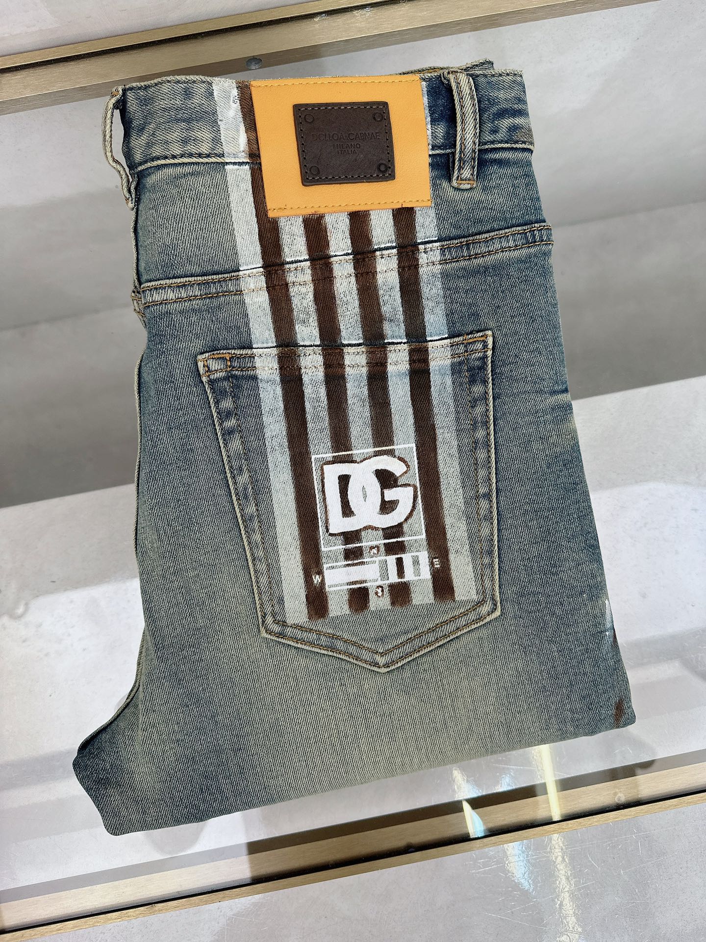 NO:479207,DG 2025 summer new model is available in stock, original single hot jeans super customized model, original hardware, super heavy industry technology, excellent version, impeccable details!  The style is not picky, it is very high-end, and the good products are not waiting for everyone. If you like it, hurry up and start, size 28-38, jeans, alexander wang19860909DG 2025夏季新款现货上市,原单爆款牛仔裤超级定制款,原版五金,超级重工工艺,版型超赞细节做工无可挑剔！款式不挑人,特别高档,好货不等人,看中赶紧下手,尺码28-38,,jeans,alexander wang,Men's clothing