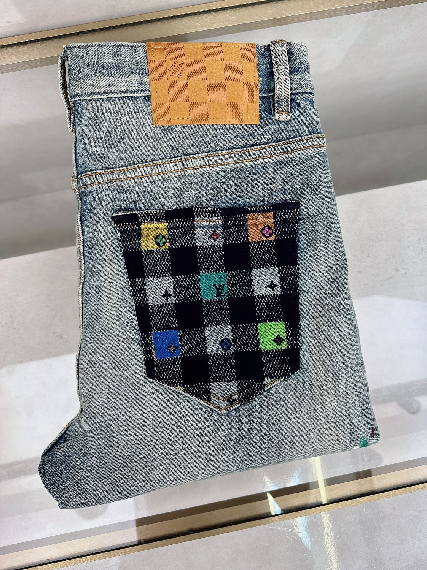 NO:479214,The new LV 2025 summer model is available in stock, the original single hot jeans are super customized, the original hardware, super heavy industry technology, the style is super excellent, the details are impeccable!  The style is not picky, it is very high-end, and the good products are not waiting for everyone. Take a look at it and start quickly. Size 28-38, louis vuitton, jeans, alexander wang19860909LV 2025夏季新款现货上市,原单爆款牛仔裤超级定制款,原版五金,超级重工工艺,版型超赞细节做工无可挑剔！款式不挑人,特别高档,好货不等人,看中赶紧下手,尺码28-38,,louis vuitton,jeans,alexander wang,Men's clothing