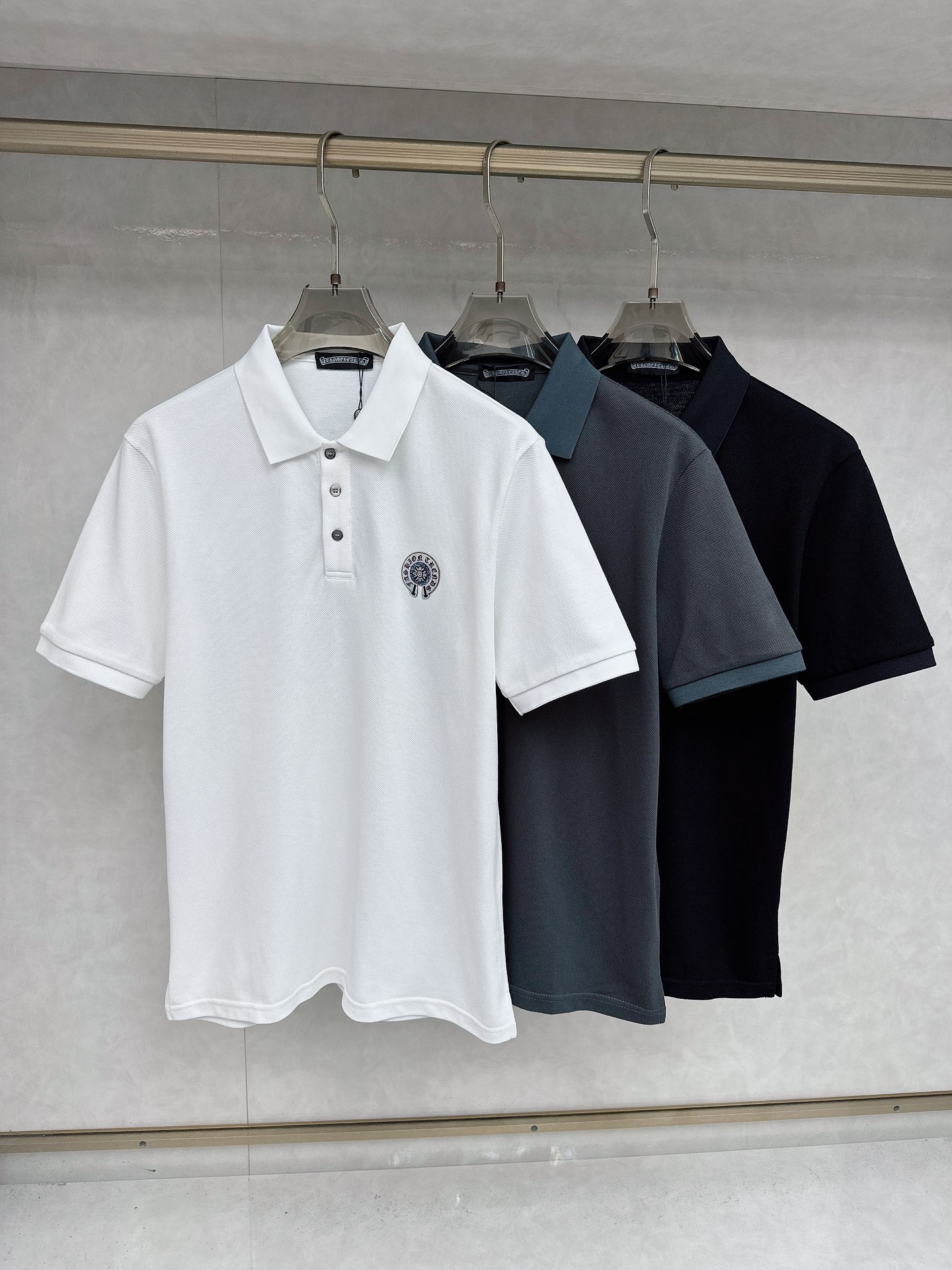 NO:470769,Crowxin 2025 summer new model first release latest lapel Polo short sleeves high-end custom design avant-garde and fashionable!  Brand logo heavy craftsmanship design, high-end customized Yilite fabric, soft feel, comfortable to wear, exquisite car line, fine workmanship, invincible and handsome upper body effect!  A must-have item for handsome men!  Code number M-3xL, chrome hearts, T-shirt, alexander wang19860909克罗心 2025夏季新款首发最新款翻领Polo短袖 高端订制 设计前卫时尚！品牌logo重工艺设计 高端定制伊利特面料.手感柔软.穿着舒适.级别精致车线.做工精细.上身效果无敌帅气！型男必备单品！码数M-3xL,,chrome hearts,T-shirt,alexander wang,Men's clothing