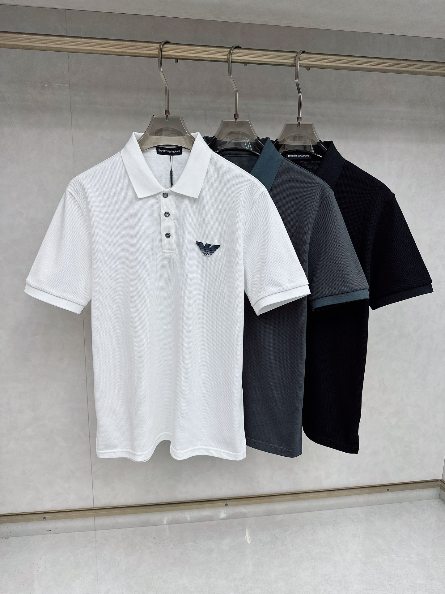 NO:470776,Armani 2025 summer new model debuts the latest lapel Polo short sleeves, high-end customization, avant-garde and fashionable design!  Brand logo heavy craftsmanship design, high-end customized Yilite fabric, soft feel, comfortable to wear, exquisite car line, fine workmanship, invincible and handsome upper body effect!  A must-have item for handsome men!  Code number M-3xL, Armani, T-shirt, alexander wang19860909阿玛尼 2025夏季新款首发最新款翻领Polo短袖 高端订制 设计前卫时尚！品牌logo重工艺设计 高端定制伊利特面料.手感柔软.穿着舒适.级别精致车线.做工精细.上身效果无敌帅气！型男必备单品！码数M-3xL,,armani,T-shirt,alexander wang,Men's clothing