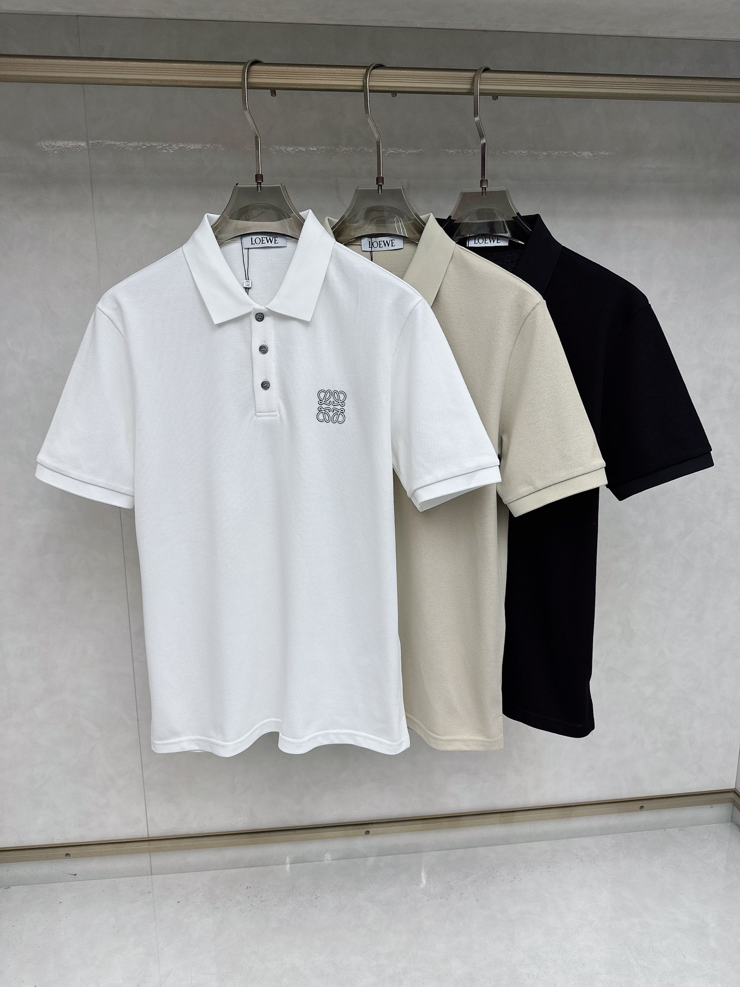 NO:470782,Luo Yiwei's new summer new model debuts the latest lapel Polo short sleeves, high-end customization, avant-garde and fashionable design!  Brand logo heavy craftsmanship design, high-end customized Yilite fabric, soft feel, comfortable to wear, exquisite car line, fine workmanship, invincible and handsome upper body effect!  A must-have item for handsome men!  Code number M-3xL, loewe, T-shirt, alexander wang19860909罗意威 2025夏季新款首发最新款翻领Polo短袖 高端订制 设计前卫时尚！品牌logo重工艺设计 高端定制伊利特面料.手感柔软.穿着舒适.级别精致车线.做工精细.上身效果无敌帅气！型男必备单品！码数M-3xL,,loewe,T-shirt,alexander wang,Men's clothing