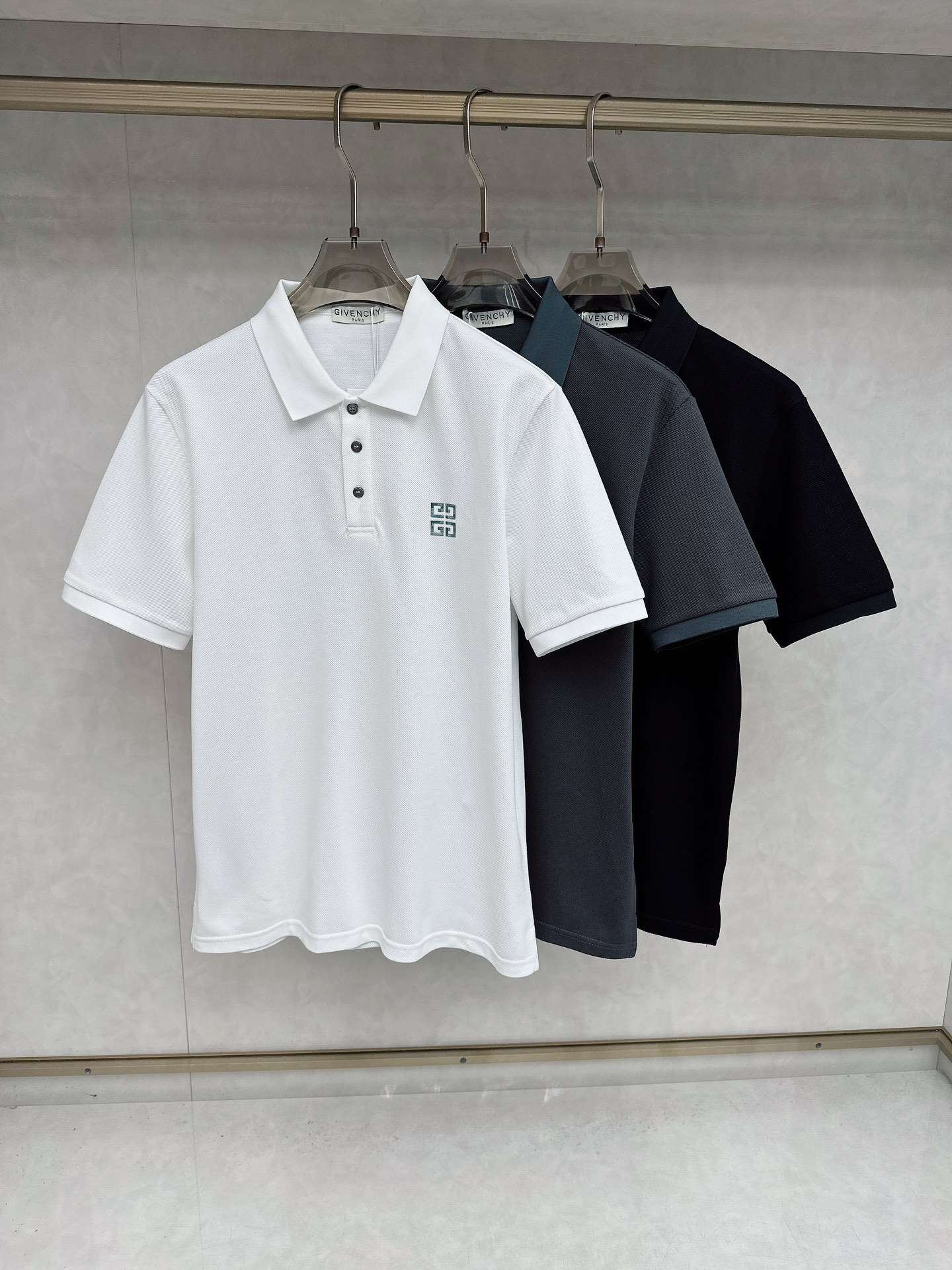 NO:470788,Givenchy's new summer new model debuts the latest lapel Polo short sleeves, high-end customization, avant-garde and fashionable design!  Brand logo heavy craftsmanship design, high-end customized Yilite fabric, soft feel, comfortable to wear, exquisite car line, fine workmanship, invincible and handsome upper body effect!  A must-have item for handsome men!  Code number M-3xL, given, T-shirt, alexander wang19860909纪梵希 2025夏季新款首发最新款翻领Polo短袖 高端订制 设计前卫时尚！品牌logo重工艺设计 高端定制伊利特面料.手感柔软.穿着舒适.级别精致车线.做工精细.上身效果无敌帅气！型男必备单品！码数M-3xL,,givenchy,T-shirt,alexander wang,Men's clothing