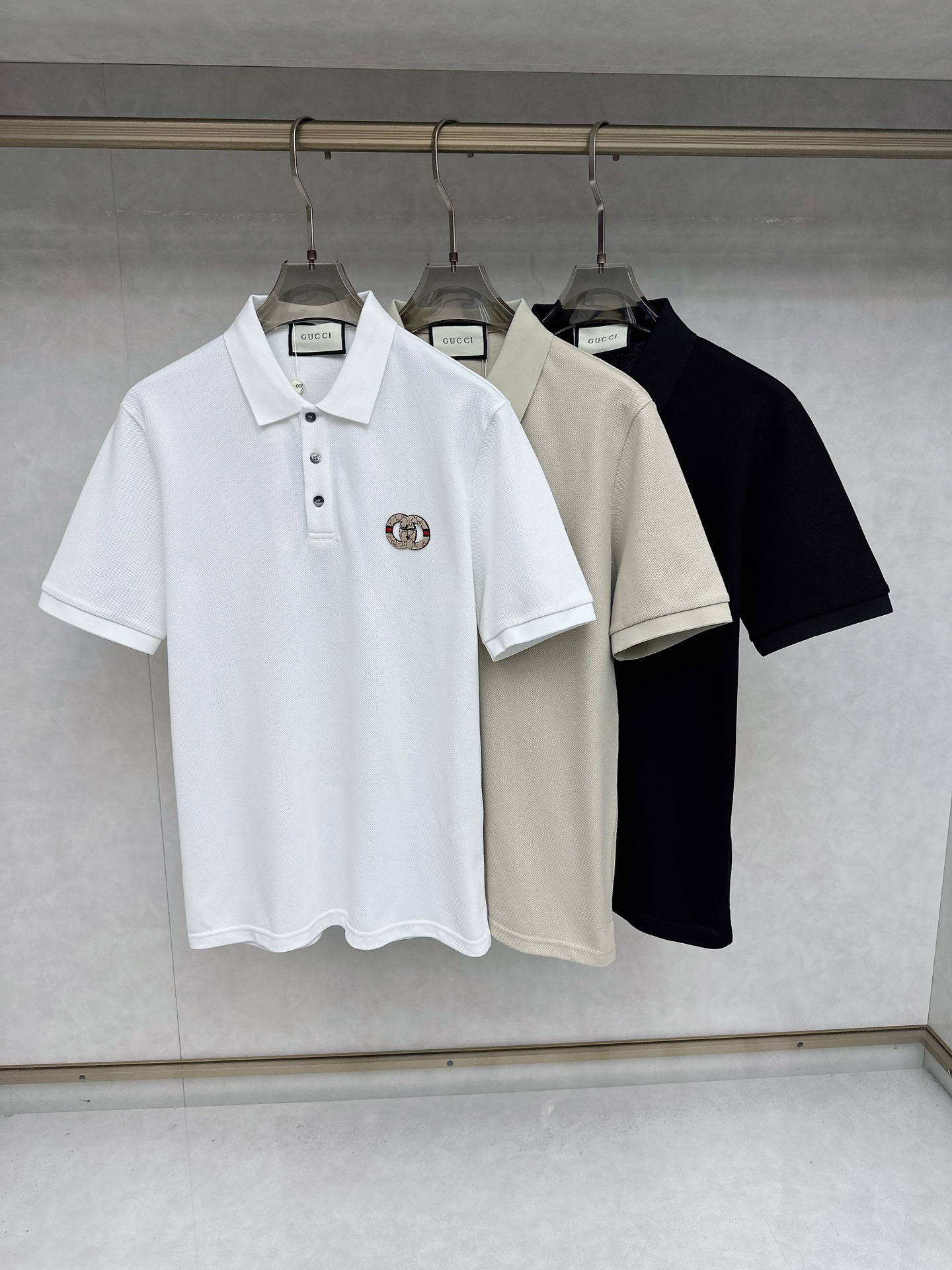 NO:470794,Guqi 2025 summer new model first release latest lapel Polo short sleeves high-end customization design avant-garde and fashionable!  Brand logo heavy craftsmanship design, high-end customized Yilite fabric, soft feel, comfortable to wear, exquisite car line, fine workmanship, invincible and handsome upper body effect!  A must-have item for handsome men!  Code number M-3xL, T-shirt, alexander wang19860909古奇 2025夏季新款首发最新款翻领Polo短袖 高端订制 设计前卫时尚！品牌logo重工艺设计 高端定制伊利特面料.手感柔软.穿着舒适.级别精致车线.做工精细.上身效果无敌帅气！型男必备单品！码数M-3xL,,T-shirt,alexander wang,Men's clothing