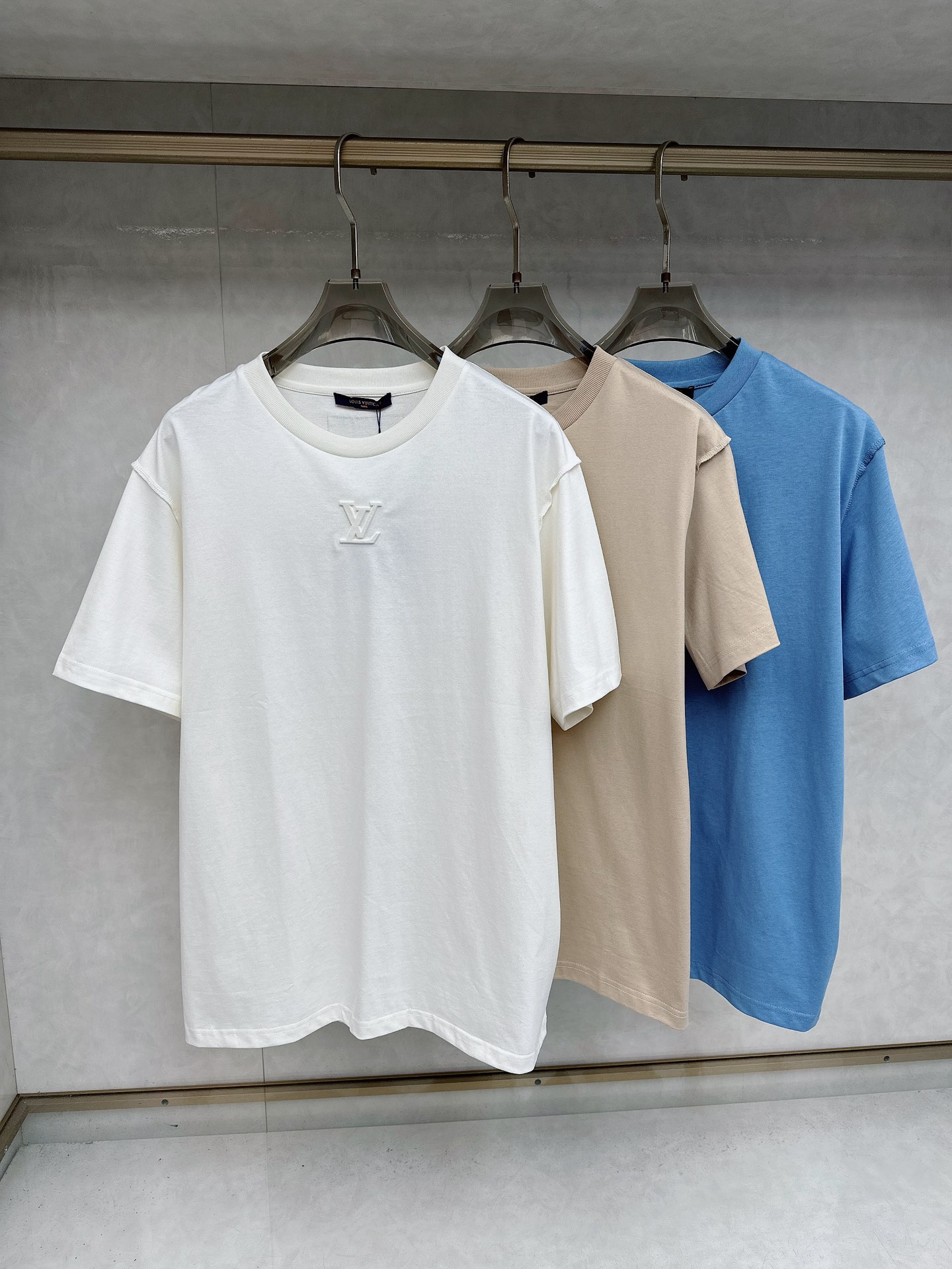 NO:458927,LV 2025Ss summer latest short-sleeved T-shirt, soft touch, comfortable wearing, fine workmanship. The upper body effect is invincible and handsome, and the number of sizes XS- L,,louis vuitton,T-shirt,tees,t-shirt,alexander wang19860909LV 2025Ss夏季最新款短袖T恤,手感柔软,穿着舒适,做工精细.上身效果无敌帅气,码数 XS- L,,louis vuitton,T-shirt,tees，t-shirt,alexander wang,Men's clothing