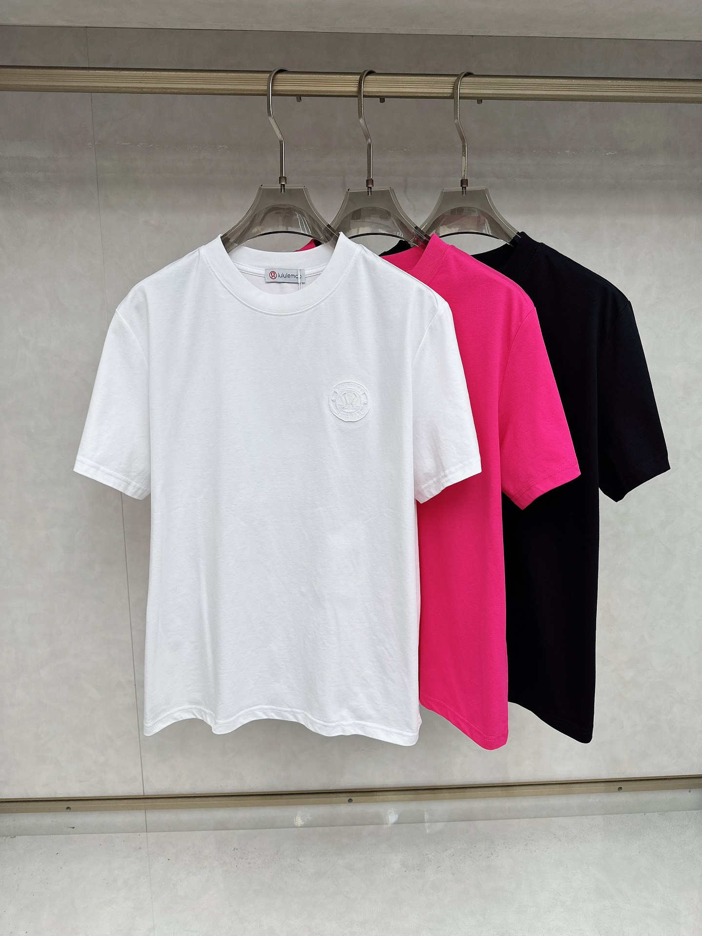 NO:458928,The latest short-sleeved T-shirt in 2025Ss summer, soft touch, comfortable wearing, fine workmanship. The upper body effect is invincible and handsome, with yards M-3xl, T-shirt,tees, t-shirt,alexander wang198609092025Ss夏季最新款短袖T恤,手感柔软,穿着舒适,做工精细.上身效果无敌帅气,码数 M-3xl,,T-shirt,tees，t-shirt,alexander wang,Men's clothing