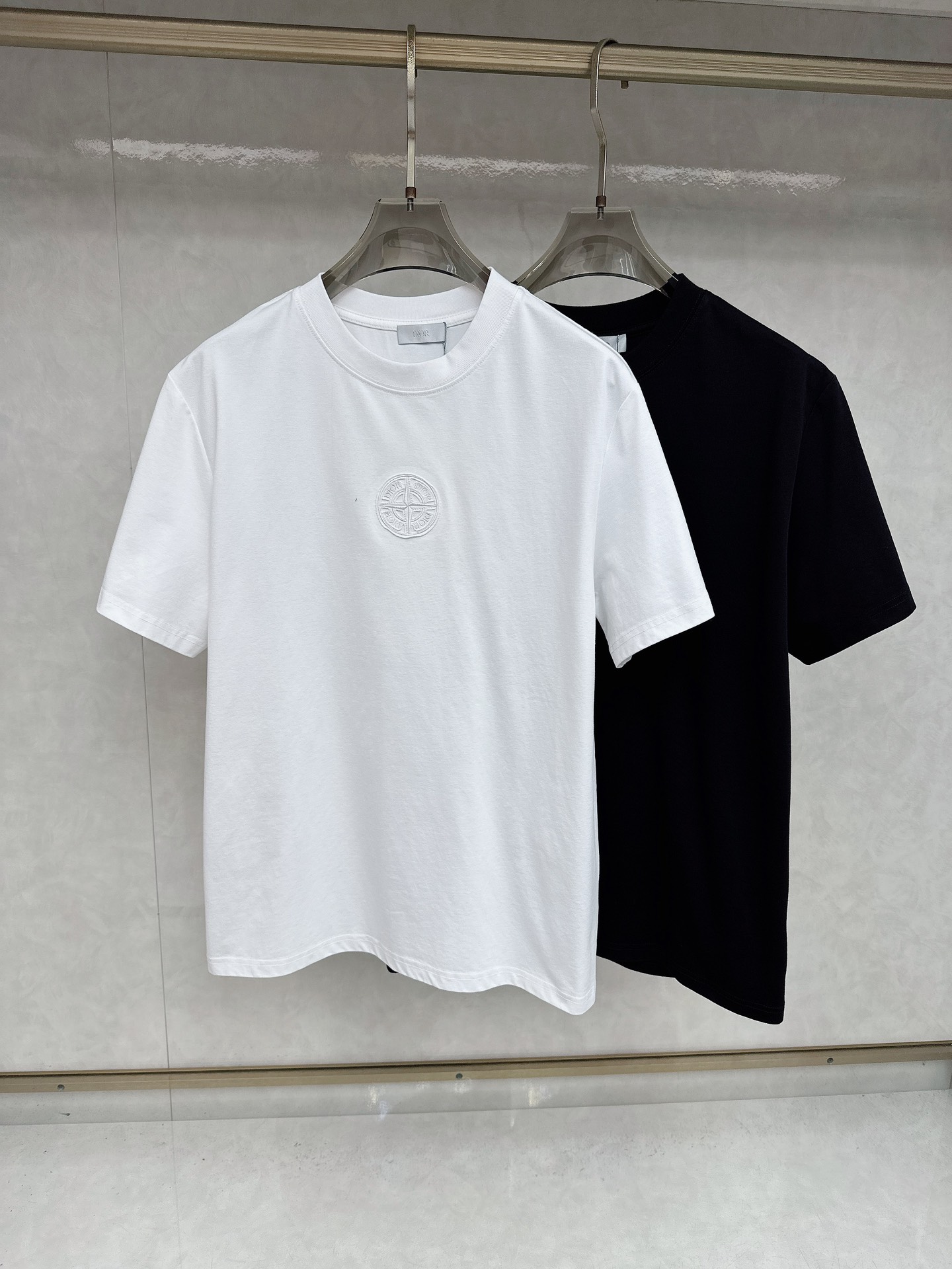 NO:458932,Dior 2025Ss summer latest short-sleeved T-shirt, soft touch, comfortable wearing, fine workmanship. The upper body effect is invincible and handsome, size number M-3xl,,dior,T-shirt,tees,t-shirt,alexander wang19860909迪奥 2025Ss夏季最新款短袖T恤,手感柔软,穿着舒适,做工精细.上身效果无敌帅气,码数 M-3xl,,dior,T-shirt,tees，t-shirt,alexander wang,Men's clothing