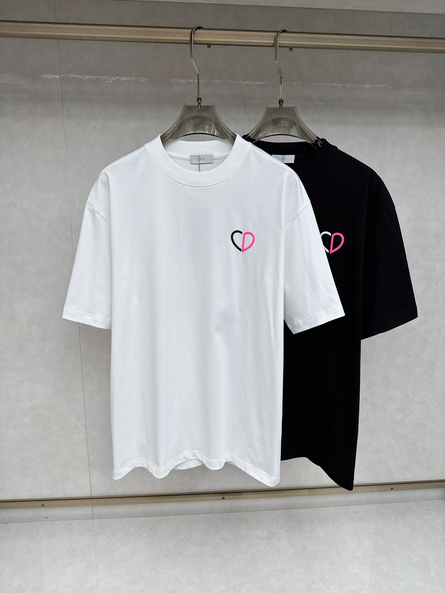 NO:458934,Dior 2025Ss summer latest short-sleeved T-shirt, soft touch, comfortable wearing, fine workmanship. The upper body effect is invincible and handsome, size number S-2xl,,dior,T-shirt,tees,t-shirt,alexander wang19860909迪奥 2025Ss夏款最新款短袖T恤,手感柔软,穿着舒适,做工精细.上身效果无敌帅气,码数 S-2xl,,dior,T-shirt,tees，t-shirt,alexander wang,Men's clothing