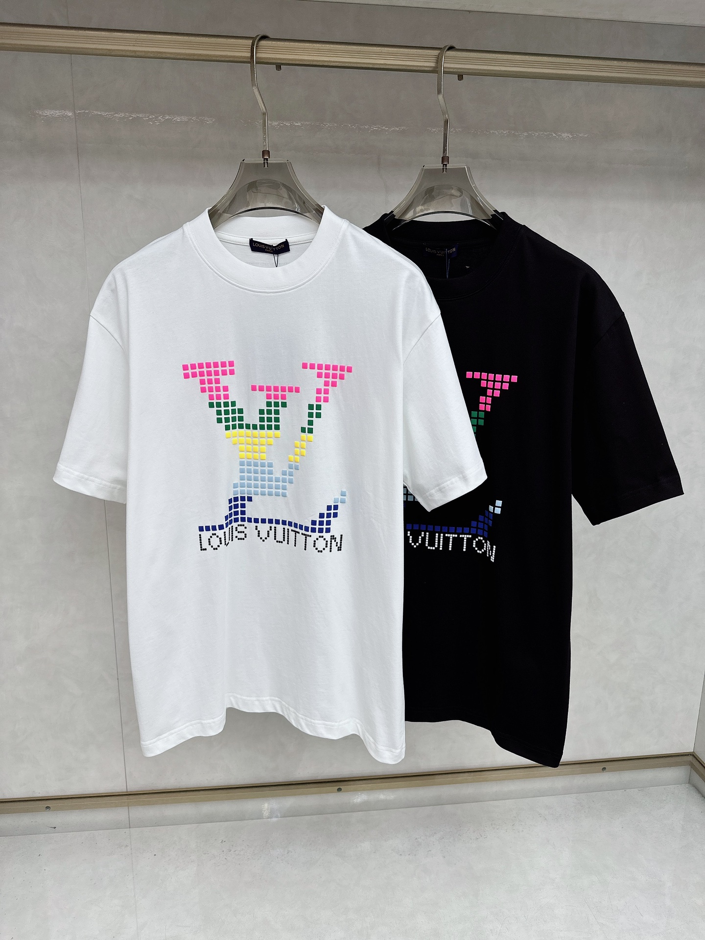 NO:458936,LV 2025Ss summer latest short-sleeved T-shirt, soft touch, comfortable wearing, fine workmanship. The upper body effect is invincible and handsome, size number S-2xl,,louis vuitton,T-shirt,tees,t-shirt,alexander wang19860909LV 2025Ss夏款最新款短袖T恤,手感柔软,穿着舒适,做工精细.上身效果无敌帅气,码数 S-2xl,,louis vuitton,T-shirt,tees，t-shirt,alexander wang,Men's clothing