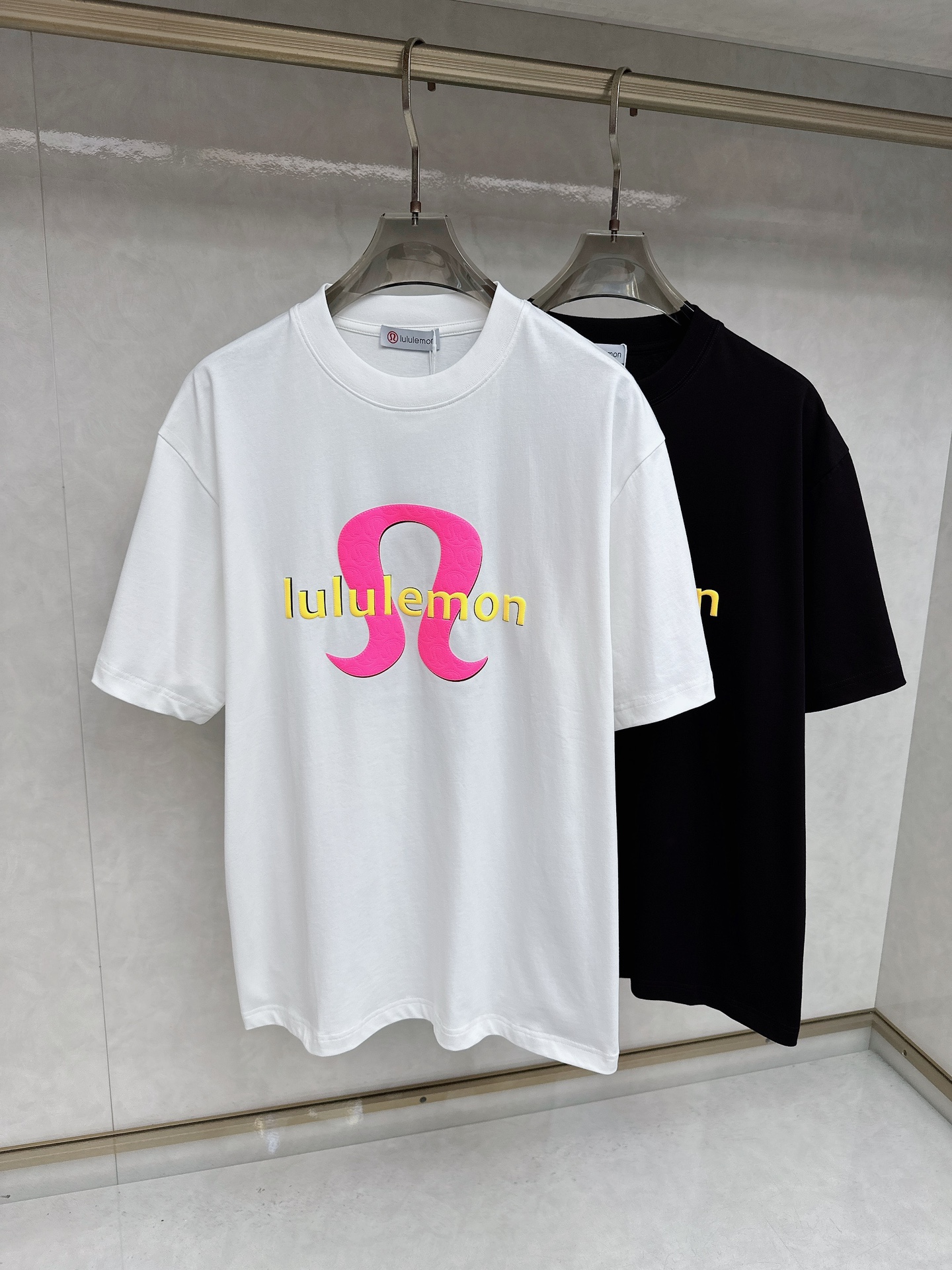 NO:458939,The latest short-sleeved T-shirt in 2025Ss summer style, soft touch, comfortable wearing, fine workmanship. The upper body effect is invincible and handsome, size number S-2xl, T-shirt,tees, t-shirt,alexander wang198609092025Ss夏款最新款短袖T恤,手感柔软,穿着舒适,做工精细.上身效果无敌帅气,码数 S-2xl,,T-shirt,tees，t-shirt,alexander wang,Men's clothing