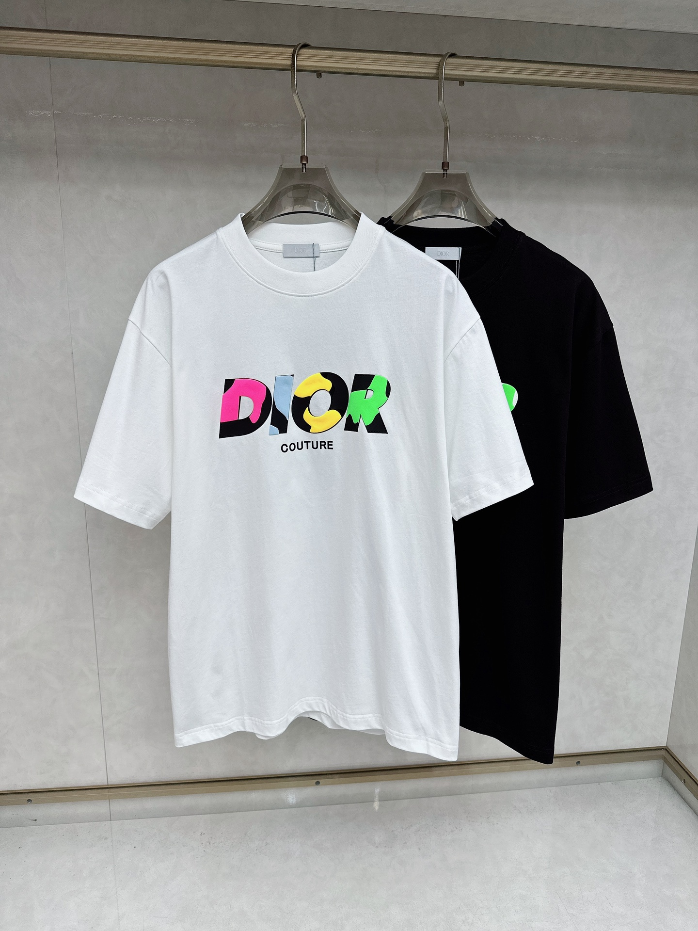 NO:458941,Dior 2025Ss summer latest short-sleeved T-shirt, soft touch, comfortable wearing, fine workmanship. The upper body effect is invincible and handsome, size number S-2xl,,dior,T-shirt,tees,t-shirt,alexander wang19860909迪奥 2025Ss夏款最新款短袖T恤,手感柔软,穿着舒适,做工精细.上身效果无敌帅气,码数 S-2xl,,dior,T-shirt,tees，t-shirt,alexander wang,Men's clothing