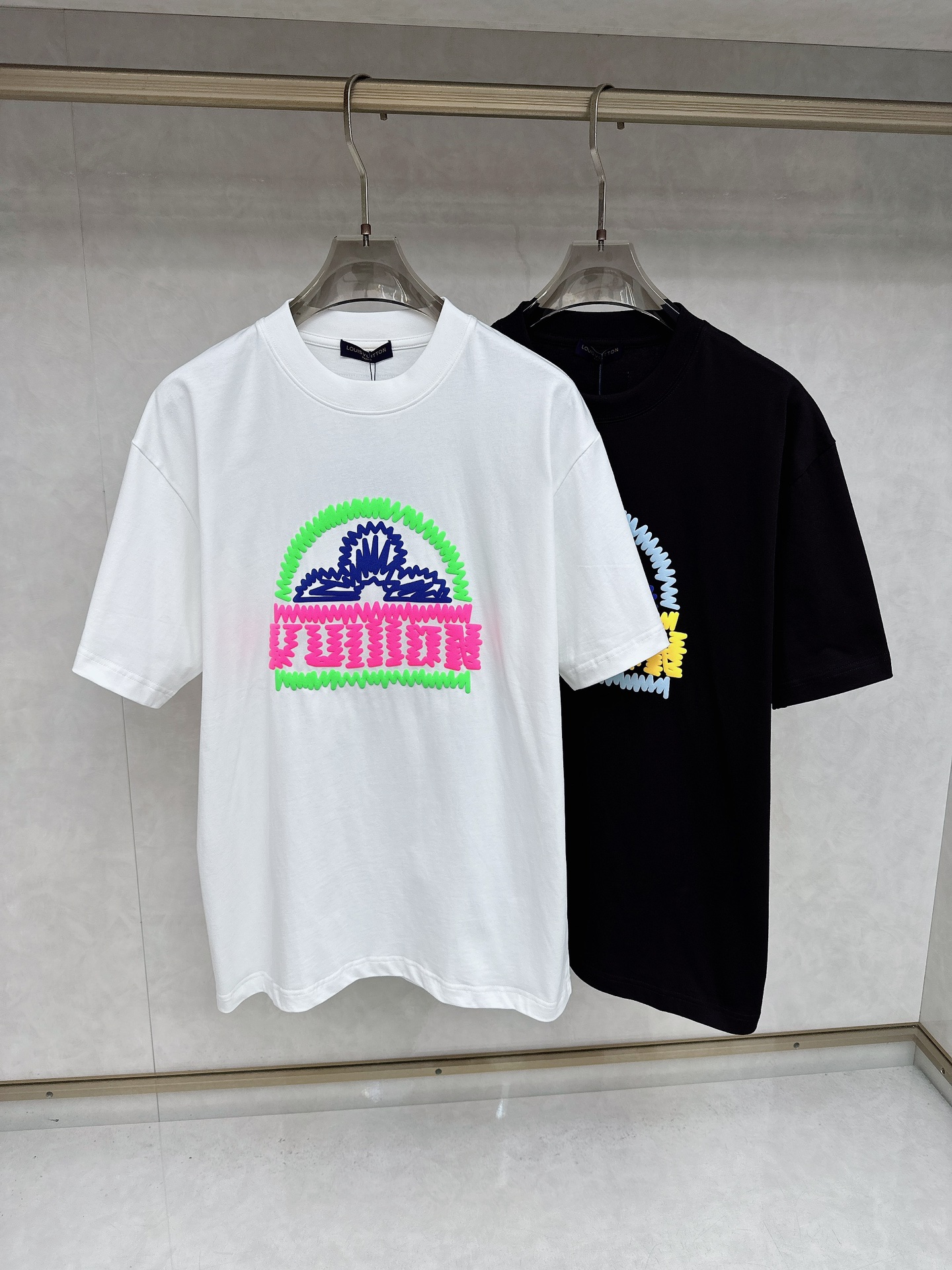 NO:458944,LV 2025Ss summer latest short-sleeved T-shirt, soft touch, comfortable wearing, fine workmanship. The upper body effect is invincible and handsome, size number S-2xl,,louis vuitton,T-shirt,tees,t-shirt,alexander wang19860909LV 2025Ss夏款最新款短袖T恤,手感柔软,穿着舒适,做工精细.上身效果无敌帅气,码数 S-2xl,,louis vuitton,T-shirt,tees，t-shirt,alexander wang,Men's clothing