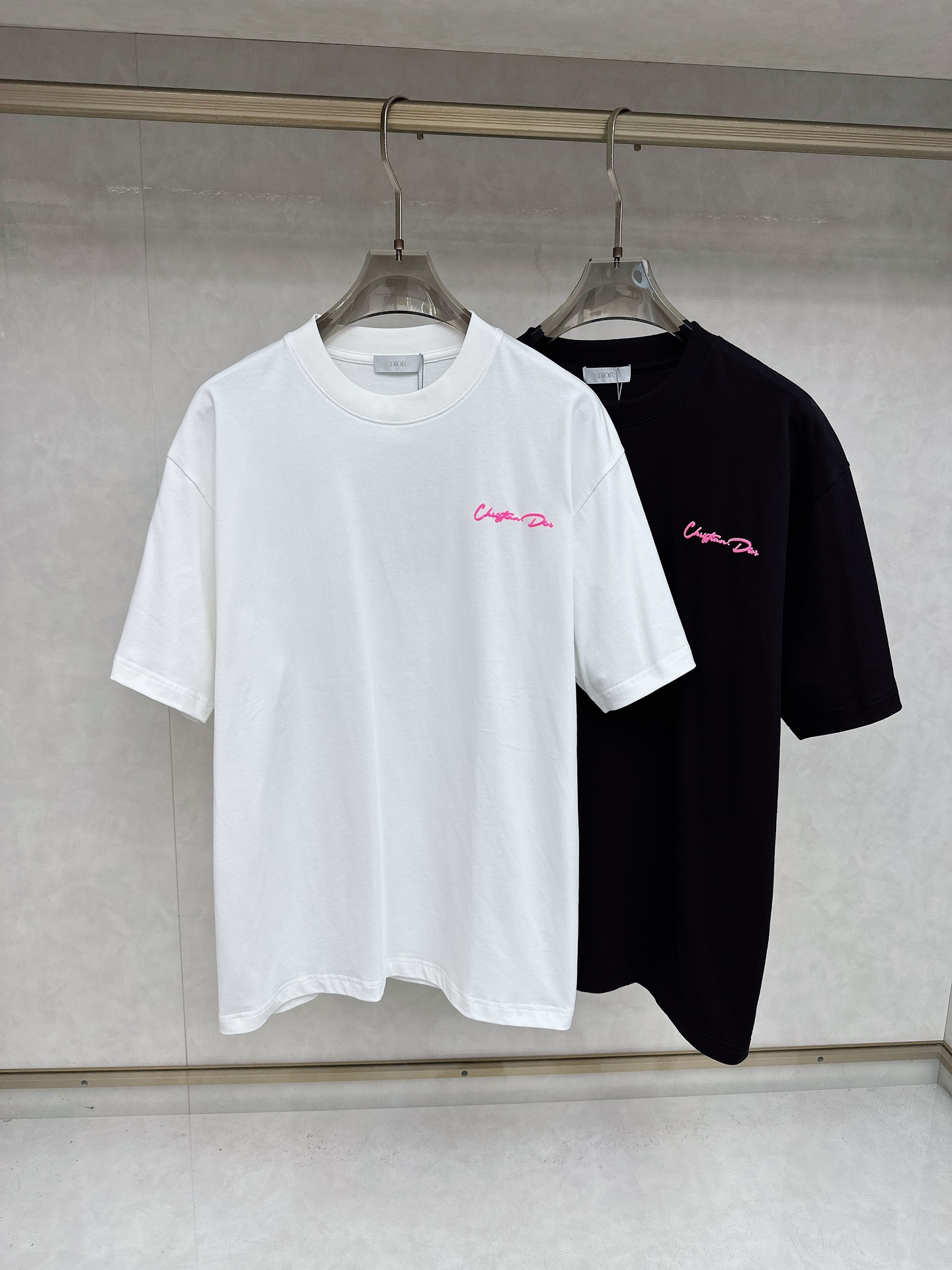 NO:458947,Dior 2025Ss summer latest short-sleeved T-shirt, soft touch, comfortable wearing, fine workmanship. The upper body effect is invincible and handsome, size number S-2xl,,dior,T-shirt,tees,t-shirt,alexander wang19860909迪奥 2025Ss夏款最新款短袖T恤,手感柔软,穿着舒适,做工精细.上身效果无敌帅气,码数 S-2xl,,dior,T-shirt,tees，t-shirt,alexander wang,Men's clothing