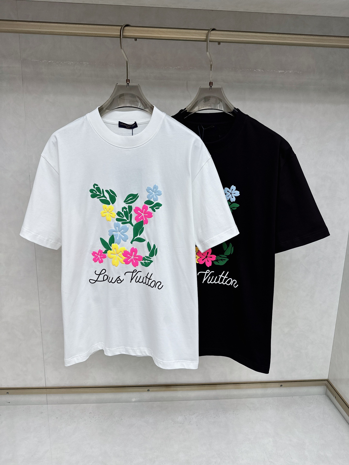 NO:458953,LV 2025Ss summer latest short-sleeved T-shirt, soft touch, comfortable wearing, fine workmanship. The upper body effect is invincible and handsome, size number S-2xl,,louis vuitton,T-shirt,tees,t-shirt,alexander wang19860909LV 2025Ss夏款最新款短袖T恤,手感柔软,穿着舒适,做工精细.上身效果无敌帅气,码数 S-2xl,,louis vuitton,T-shirt,tees，t-shirt,alexander wang,Men's clothing