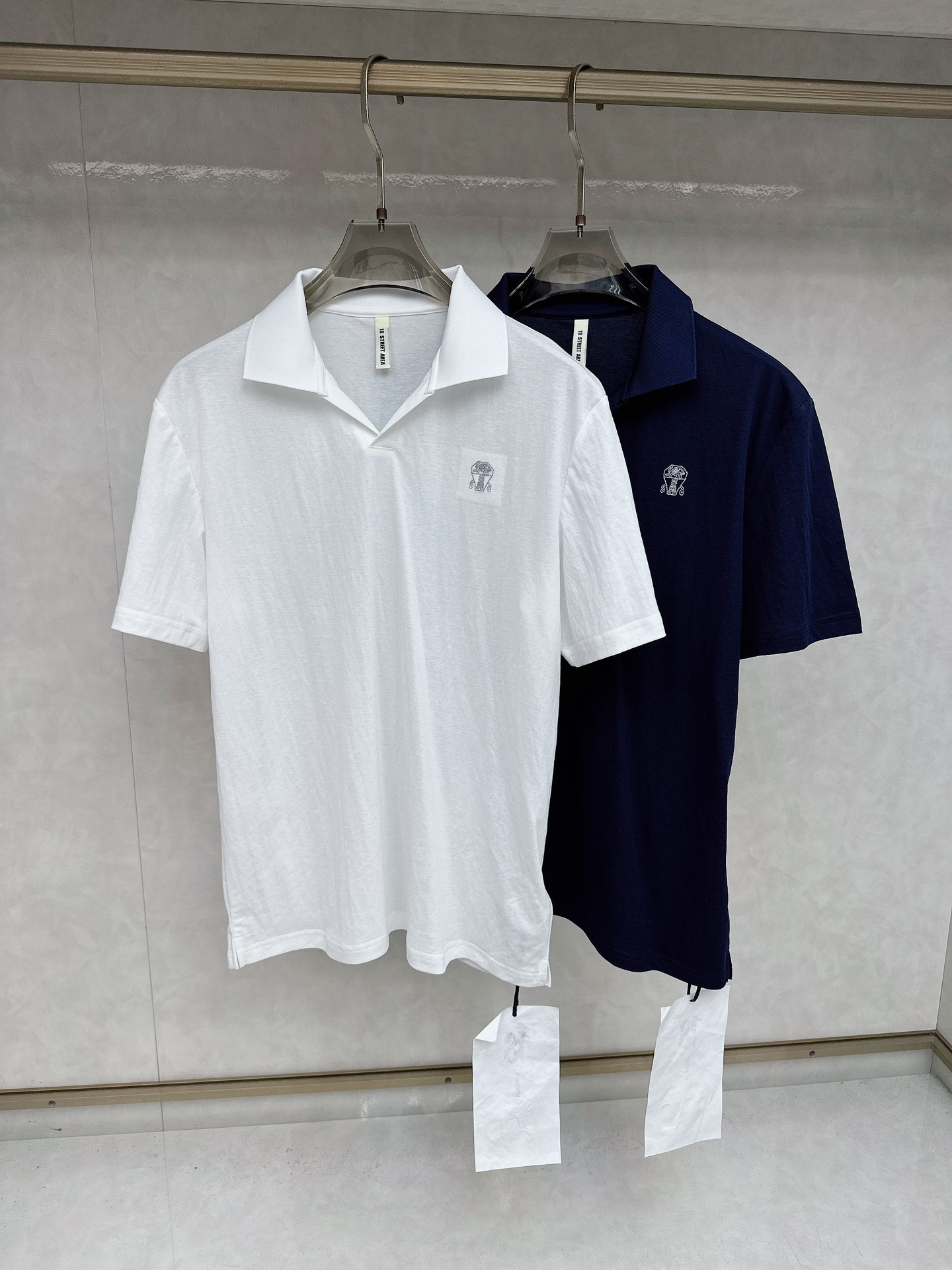 NO:458935,BC 2025/AW Summer B*C Bunello Tensil Line Cotton Seagull Collar Polo Polo Detergent dyed natural lightweight Tensil Line Cotton Line fiber fabric, presents the unique fine lines of linen on the surface of the fabric, combining the soft texture of Tensil and the cool and sweat-absorbing characteristics of the hemp fiber. The unique seagull collar design shows fashionable but not losing the classic. The exquisite logo embroidery on the left chest, the logo style and comfortable cutting lines enhance the style design of this POLO. Classic hot model M~3xl,,alexander wang19860909BC 2025/AW 夏季B*C 布内罗 天丝麻棉海鸥领马球POLO 定织定染天然轻质天丝棉麻纤维面料,在织物表面呈现麻特有的细纹,兼具天丝柔顺的质地和麻纤维凉感吸汗特性.别致的海鸥领设计尽显时尚而又不失传统的经典.左胸精致标识绣花,标志版型和舒适裁剪线条提升了本款POLO的风格设计 经典爆款 M～3xl,,alexander wang,Men's clothing