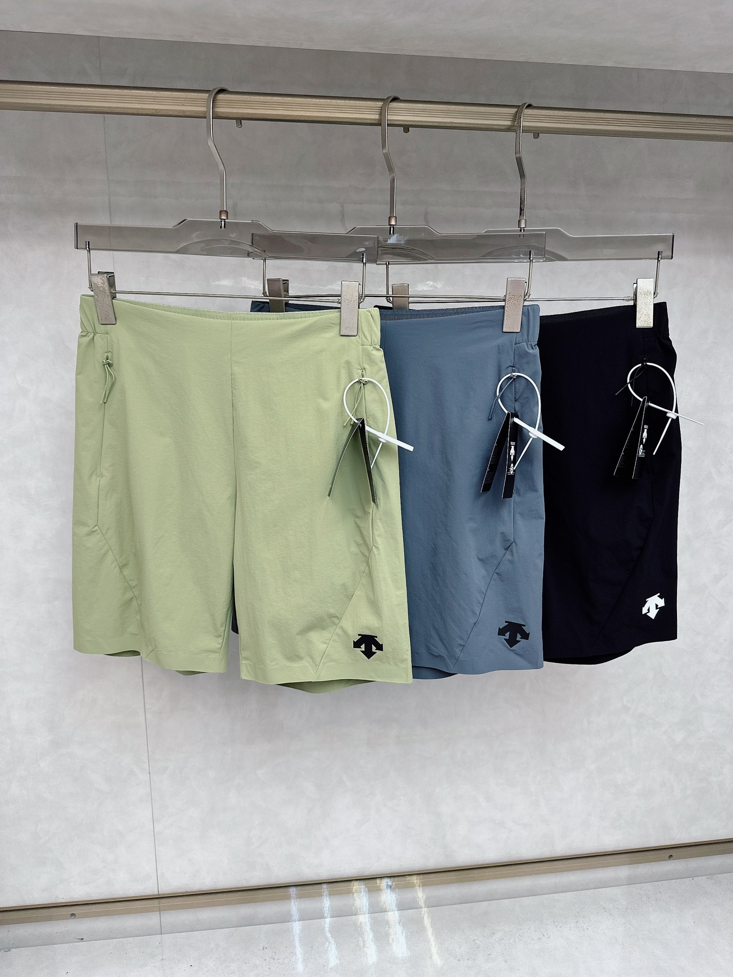 NO:458938,Deesant 2025 summer new casual shorts!  The official website is released simultaneously. The brand's classic LOGO casual pants, customized fabric, excellent comfort, strong hand touch. Extremely recognizable, perfect quality craftsmanship. Size M-4xl, shorts, alexander wang19860909迪桑特 2025夏季新款休闲短裤！官网同步发售.品牌经典LOGO休闲裤 ,定制面料,舒适度极好,手触感强烈.辨识度极高,完美品相工艺. 尺码M-4xl,,shorts,alexander wang,Men's clothing