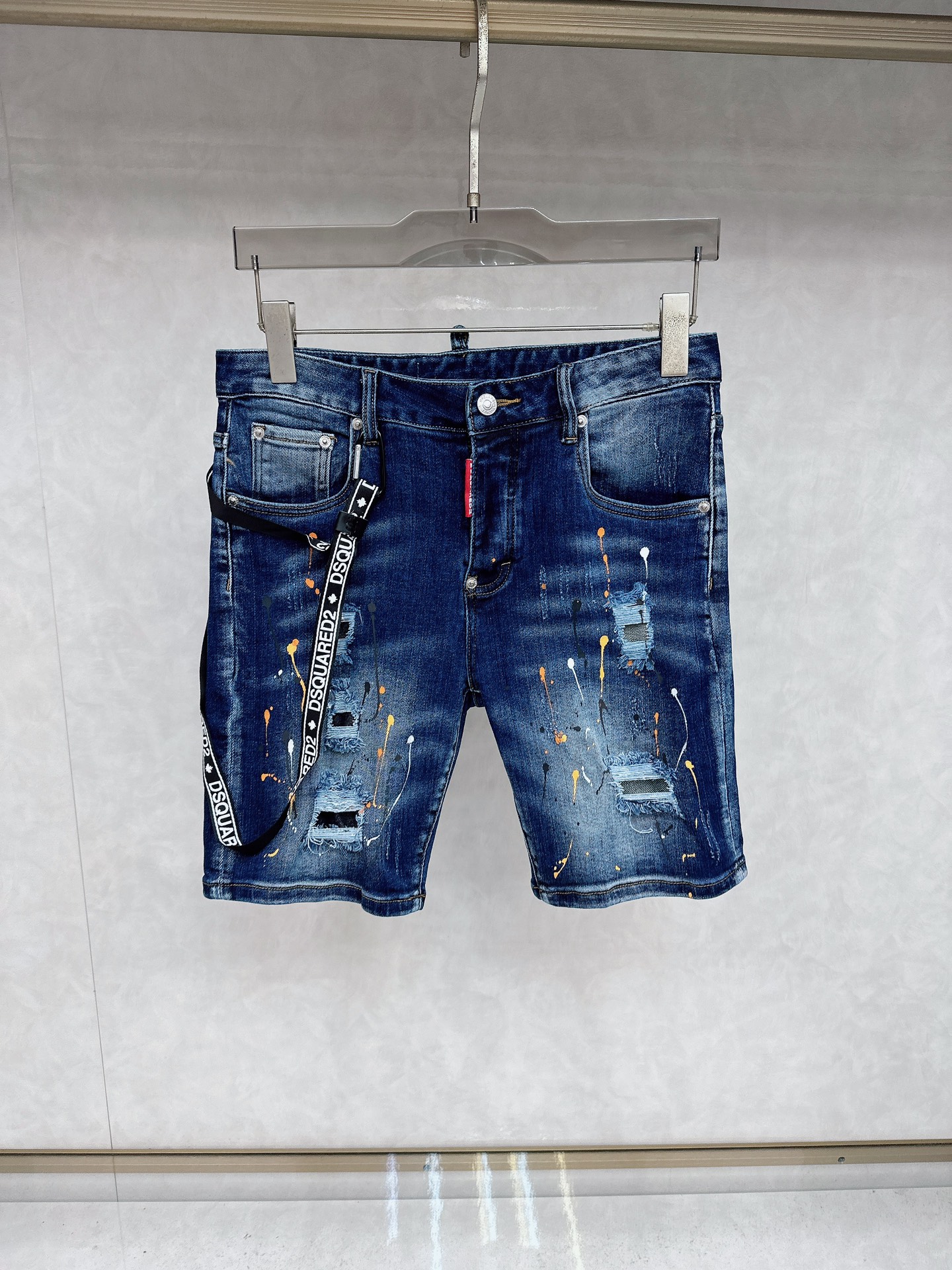 NO:458945,D2 25S new trendy men's fashionable casual denim shorts, high-end European version original single, trendy and fashionable casual, breathable and comfortable, impeccable details, brand element design concept, reflecting high quality. It presents casual cut, and the upper body style is superb!  Number of codes 30 32 34 36 38 40 42,,shorts,alexander wang19860909D2 25S新款潮男时尚休闲牛仔短裤,高端欧版原单,潮流时尚休闲 透气舒适度高,细节无可挑剔,品牌元素设计理念,体现高品质.呈现休闲裁剪,上身版型超赞！ 码数30 32 34 36 38 40 42,,shorts,alexander wang,Men's clothing