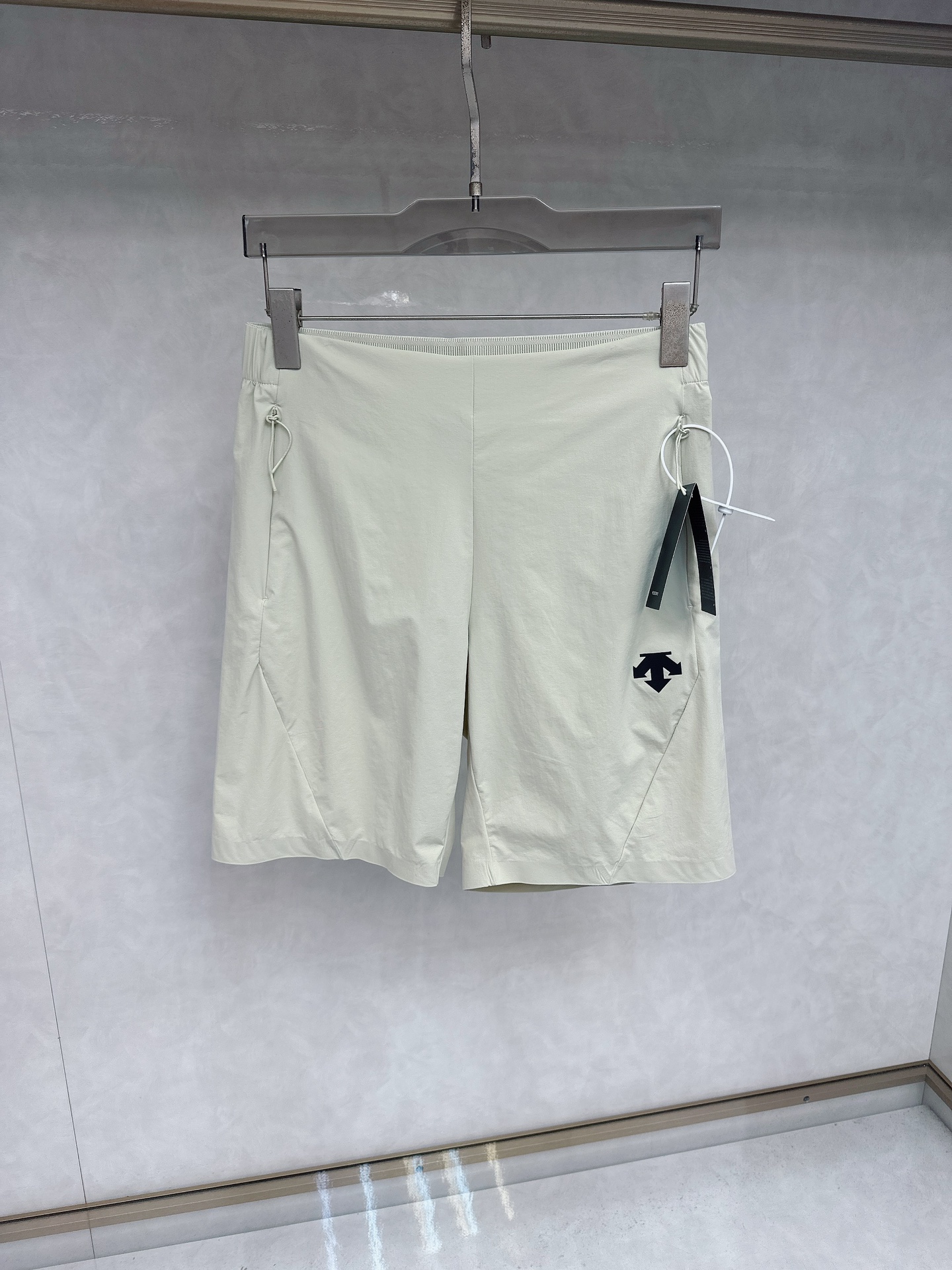 NO:458948,Deesant 2025 summer new casual shorts!  The official website is released simultaneously. The brand's classic LOGO casual pants, customized fabric, excellent comfort, strong hand touch. Extremely recognizable, perfect quality craftsmanship. Size M-4xl, shorts, alexander wang19860909迪桑特 2025夏季新款休闲短裤！官网同步发售.品牌经典LOGO休闲裤 ,定制面料,舒适度极好,手触感强烈.辨识度极高,完美品相工艺. 尺码M-4xl,,shorts,alexander wang,Men's clothing