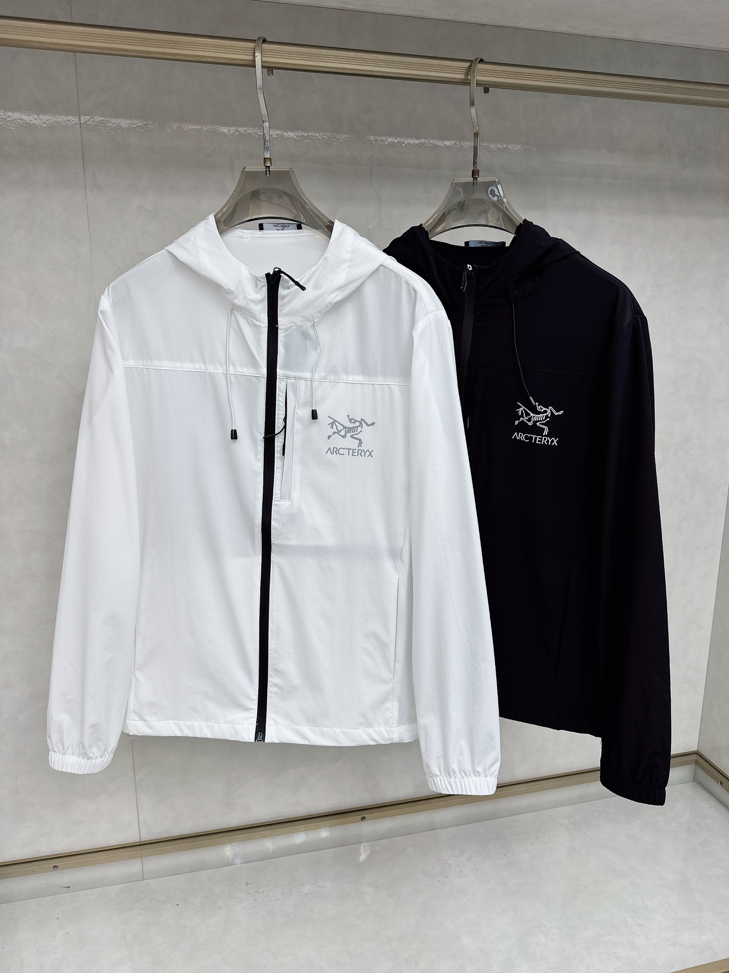 NO:470792,ARCTER*X Original Bird 2025 spring and summer new sunscreen for men and women, the first thing that comes to mind for outdoor brands is to give people a feeling of trying out the label!  In addition to being quite accomplished in style design, the most obvious or most expert should be to have deeper and unique insights and attainments in fabrics. Through continuous structural research and problem-solving, and characterized by unique research on fabrics, these alone are enough to support it to become the first new logo brand image in the manufacturing industry. This model is made of quick-drying fabric!  Through precision, the hand feels smooth and soft, and both has natural beauty and comfort. The large body style is cut cleanly and cleanly, and the fabric shows a different hazy structural beauty. It is made of exclusive mold customization. The fabric and its technology test the workers, can be smooth and smooth without wrinkles!  Chest logo pattern glue-press design!  It really tests the handmade work of every master!  It makes the overall clean and neat, without leaving any thread. Now the neutrality that pursues life is more refined in life!  Size M-3XL, alexander wang19860909ARCTER*X始*祖鸟 2025春夏新款男女同款防晒衣,户外品牌可能大家第一想到的就是、.给人一种标签试的感觉！除了在款式设计上颇有造诣之外,最明显或者说最为拿手的,应该就是在面料上的拥有更深独特见解跟造诣了.通过不断地结构研究和问题处理,在以面料独特研究为特征,仅凭这些就已经足以支撑其成为制造行业中,首屈可数的新标志品牌形象.此款采用速干面料材质！通过精工手感细滑柔软,同时兼具自然美感跟舒适度.大身上版型裁剪简洁干净,面料上显现出了不一样朦胧的结构性美感来.独家开模定制而成,面料及其考验工人的技术,能做到平整服帖又不起皱！胸前logo图案压胶设计！真的是很考验每位师傅的手工制作！使得整体干净利索,不留一丝线头.现在对于生活有所追求的中性也在生活中更为精致！尺码M-3XL,,alexander wang,Men's clothing