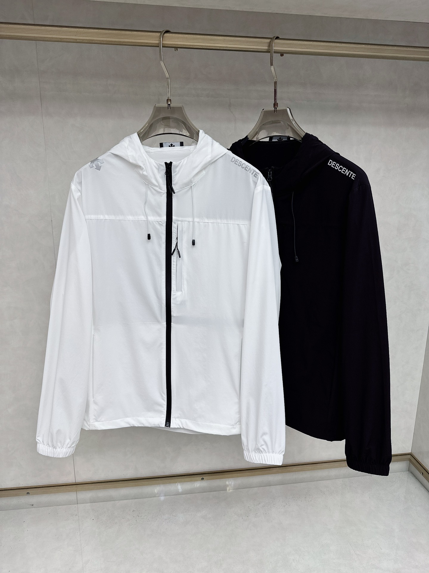 NO:470798,DiSante's new summer clothing for men and women, the first thing that comes to mind for outdoor brands is to give people a feeling of trying out the label!  In addition to being quite accomplished in style design, the most obvious or most expert should be to have deeper and unique insights and attainments in fabrics. Through continuous structural research and problem-solving, and characterized by unique research on fabrics, these alone are enough to support it to become the first new logo brand image in the manufacturing industry. This model is made of quick-drying fabric!  Through precision, the hand feels smooth and soft, and both has natural beauty and comfort. The large body style is cut cleanly and cleanly, and the fabric shows a different hazy structural beauty. It is made of exclusive mold customization. The fabric and its technology test the workers, can be smooth and smooth without wrinkles!  Chest logo pattern glue-press design!  It really tests the handmade work of every master!  It makes the overall clean and neat, without leaving any thread. Now the neutrality that pursues life is more refined in life!  Size M-3XL, alexander wang19860909迪桑特 2025夏装新款男女同款防晒衣,户外品牌可能大家第一想到的就是、.给人一种标签试的感觉！除了在款式设计上颇有造诣之外,最明显或者说最为拿手的,应该就是在面料上的拥有更深独特见解跟造诣了.通过不断地结构研究和问题处理,在以面料独特研究为特征,仅凭这些就已经足以支撑其成为制造行业中,首屈可数的新标志品牌形象.此款采用速干面料材质！通过精工手感细滑柔软,同时兼具自然美感跟舒适度.大身上版型裁剪简洁干净,面料上显现出了不一样朦胧的结构性美感来.独家开模定制而成,面料及其考验工人的技术,能做到平整服帖又不起皱！胸前logo图案压胶设计！真的是很考验每位师傅的手工制作！使得整体干净利索,不留一丝线头.现在对于生活有所追求的中性也在生活中更为精致！尺码M-3XL,,alexander wang,Men's clothing