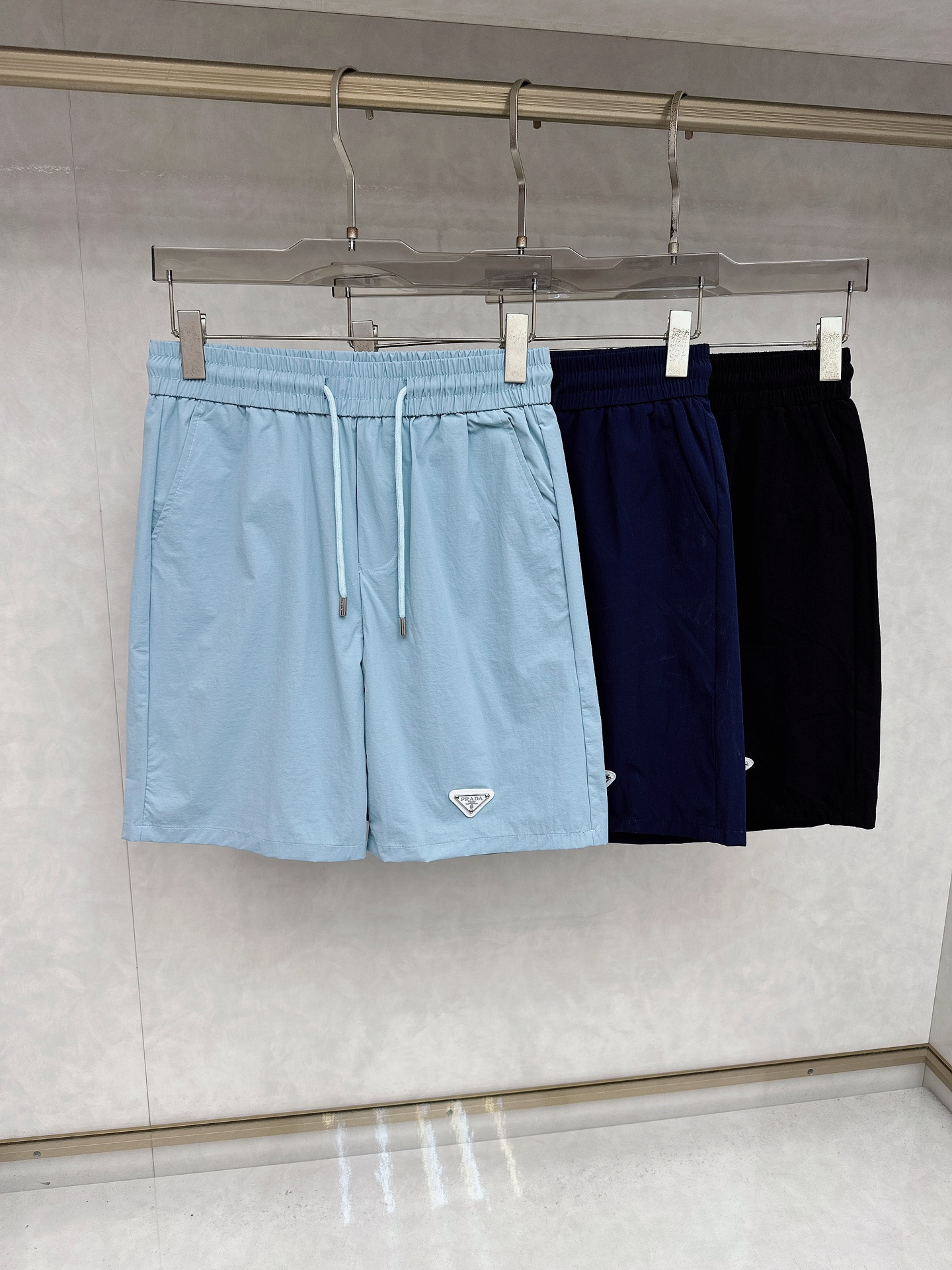 NO:470804,Prada 2025 summer new men's casual shorts, high-end custom fabric breathable fabric, extremely breathable, elastic and comfortable, impeccable details, top-level auxiliary materials, original logo design concept, delicate and soft feel!  The upper body style is excellent!  Size M-2xl order to report height and weight, prada, shorts, alexander wang19860909普拉达 2025夏季新款男士休闲短裤,高级定制面料透气面料 透气弹力舒适度极高,细节无可挑剔,顶级辅料配备,原版logo设计理念,手感细腻柔软！上身版型超赞！尺码M-2xl下单报身高体重,,prada,shorts,alexander wang,Men's clothing