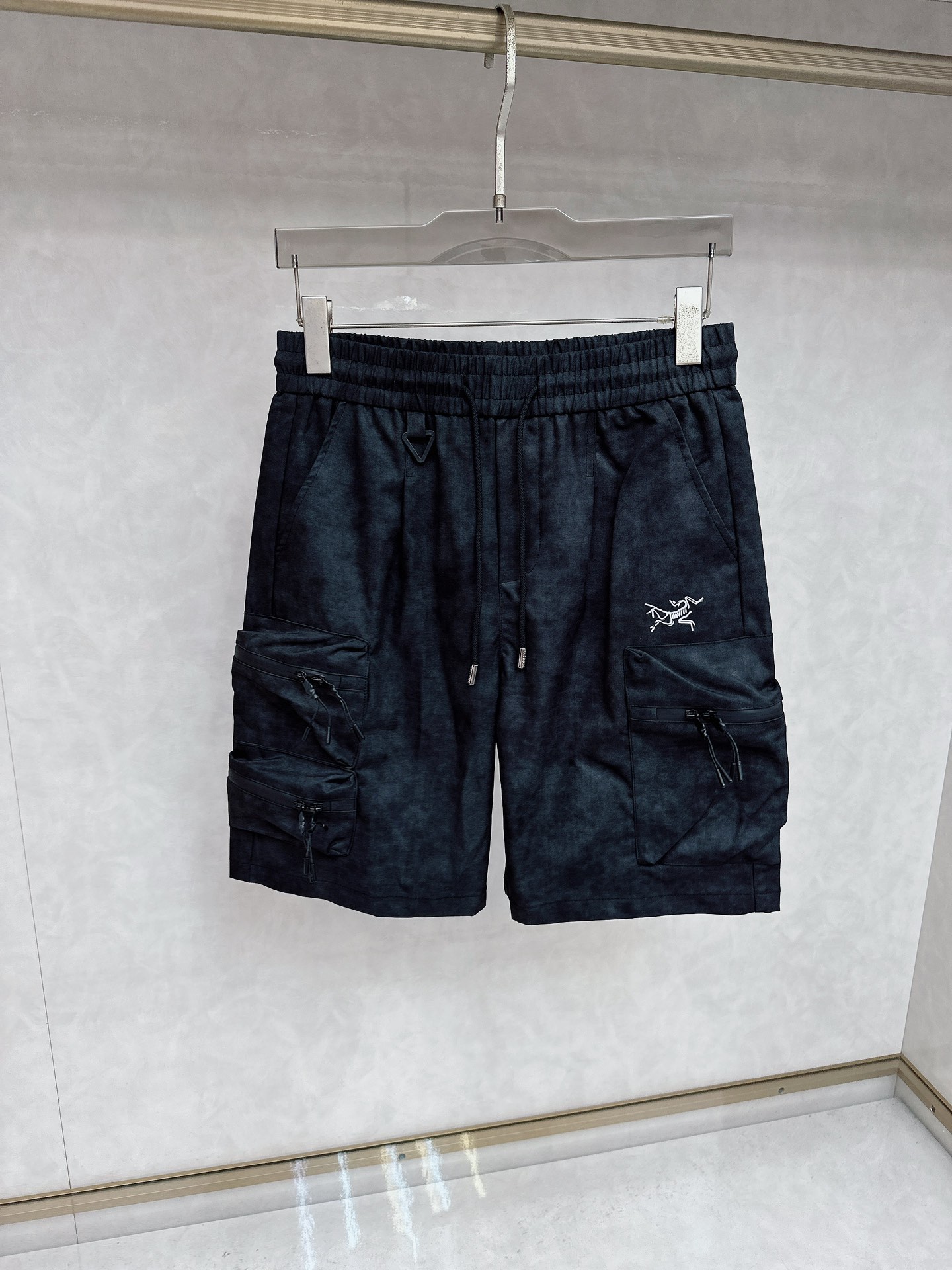 NO:470810,Archaeopteryx 2025 summer new men's casual shorts, high-end custom fabric breathable fabric, extremely breathable elastic and comfortable, impeccable details, top-level auxiliary materials, original logo design concept, delicate and soft feel!  The upper body style is excellent!  Size M-3XL order to report height and weight, arc'teryx, shorts, alexander wang19860909始祖鸟 2025夏季新款男士休闲短裤,高级定制面料透气面料 透气弹力舒适度极高,细节无可挑剔,顶级辅料配备,原版logo设计理念,手感细腻柔软！上身版型超赞！尺码M-3XL下单报身高体重,arc'teryx,shorts,alexander wang,Men's clothing