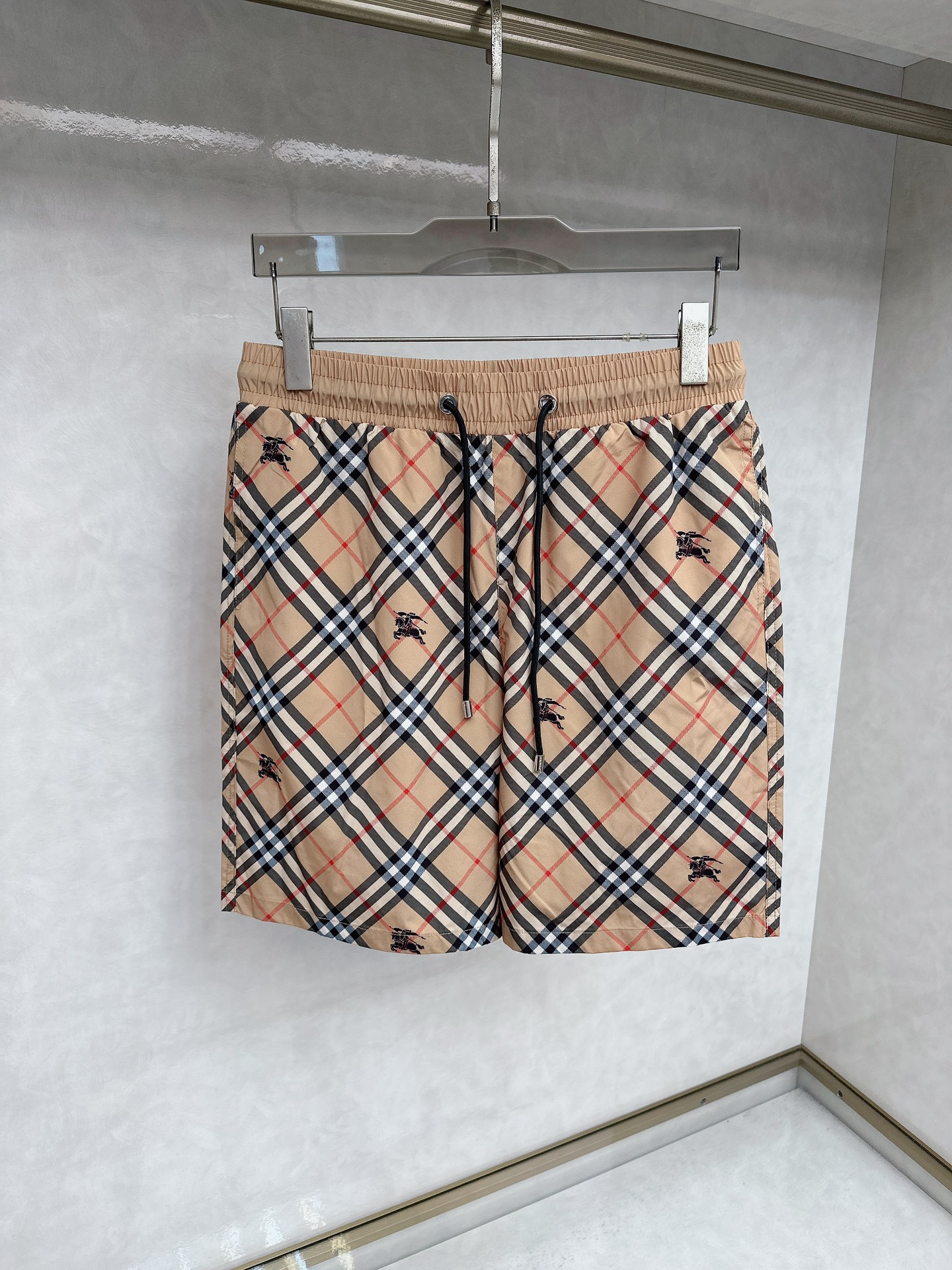 NO:470816,Burberry's new summer 2025 men's casual shorts, high-end custom fabric breathable fabric, extremely breathable, elastic and comfortable, impeccable details, top-level auxiliary materials, original logo design concept, delicate and soft feel!  The upper body style is excellent!  Size M-3XL order to report height and weight, burberry, shorts, alexander wang19860909巴宝莉 2025夏季新款男士休闲短裤,高级定制面料透气面料 透气弹力舒适度极高,细节无可挑剔,顶级辅料配备,原版logo设计理念,手感细腻柔软！上身版型超赞！尺码M-3XL下单报身高体重,,burberry,shorts,alexander wang,Men's clothing