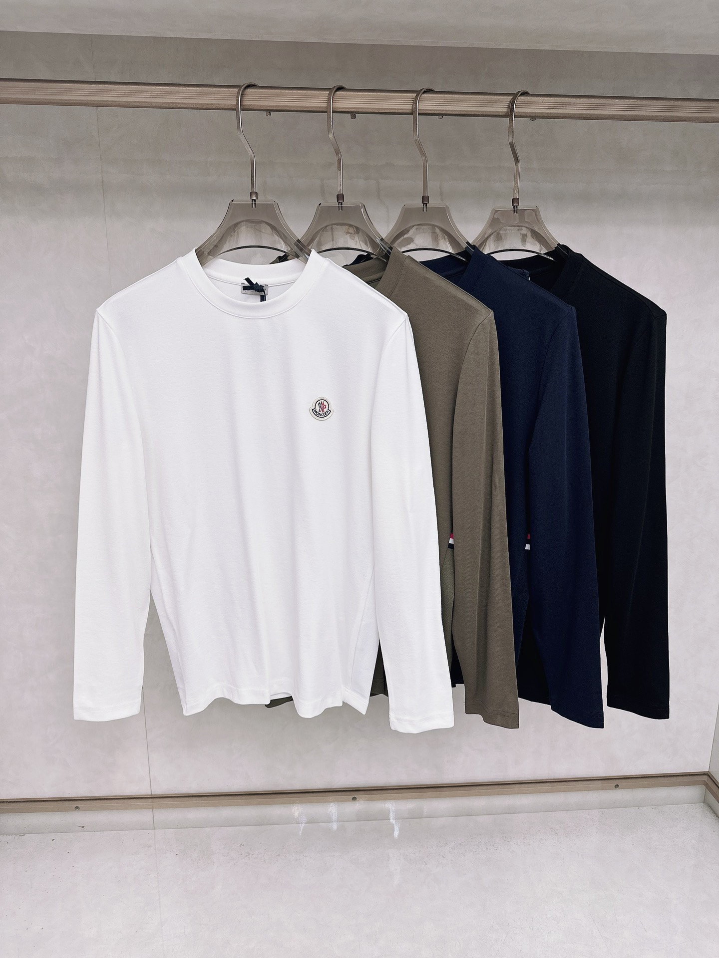 NO:530195,Mon official website autumn and winter new long-sleeved T-shirts. The fabric is made of Xinjiang long-sleeved cotton. The fabric is delicate, soft and comfortable on the upper body. The side splicing is small, simple and yet fashionable. FJJ is particularly recommended. High-end quality. The best quality is given to people. Number of codes: 48-56, Moncler,tees, t-shirt, alexander wang19860909蒙口 Mon 官网秋冬新品长袖T恤 蒙口 面料采用新疆长绒棉 面料细腻柔软上身舒适 侧边拼接小点缀,简约中又不失时尚 fjj特别值得推荐 高端品质 自留送人最佳品质 码数:48-56,,Moncler,tees，t-shirt,alexander wang,Men's clothing