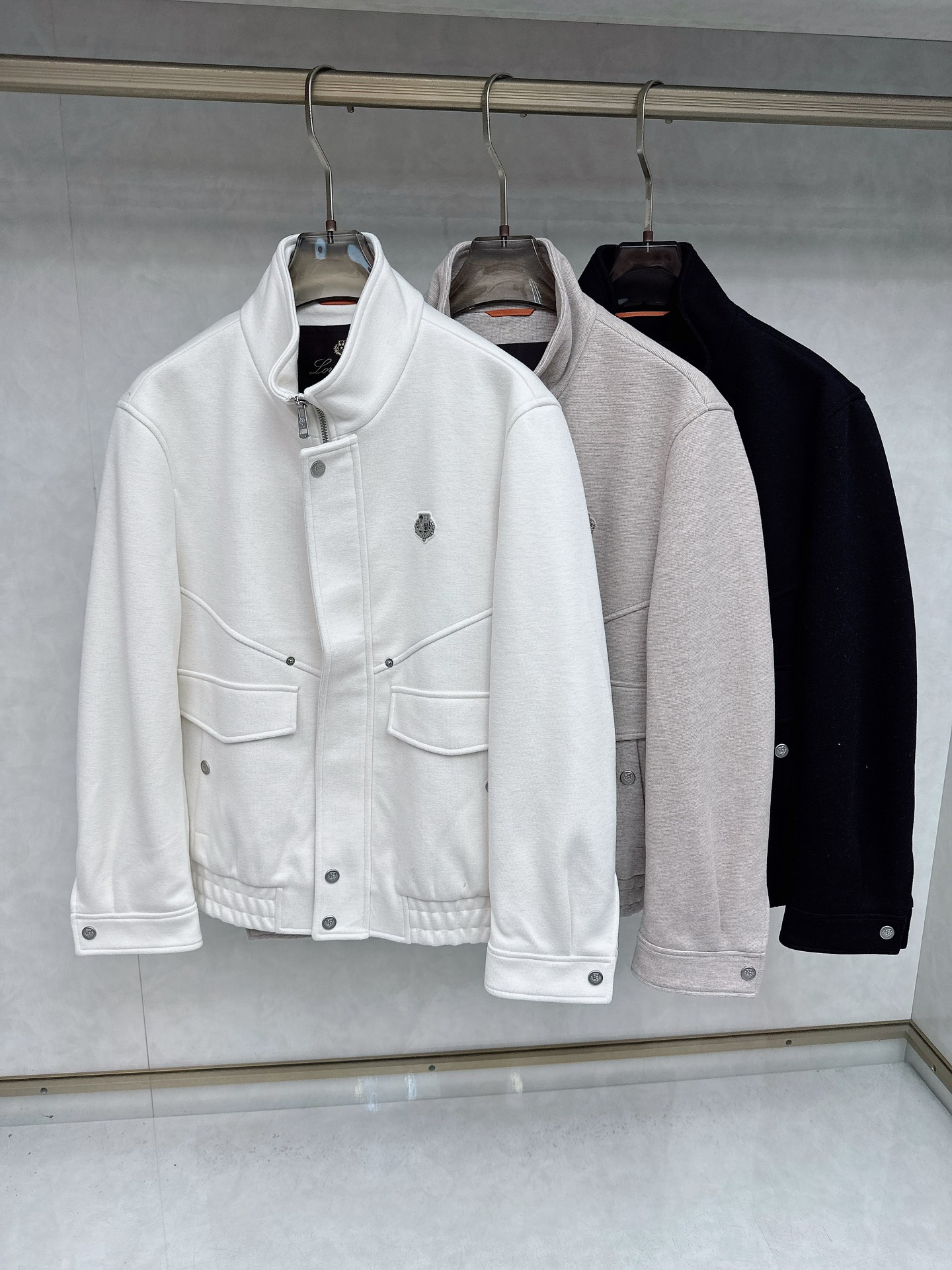 NO:524844,Loro Piana exclusively offers the latest and fashionable autumn and winter jackets. A jacket with a classic design and appearance, and the quality is even more difficult to pick and control. You can buy it directly. You can't get it wrong! Through the detailed pictures, you can feel its powerful aura, and the warm-concentration effect is significant, so you don’t have to worry about the chill at all! It is both fashionable and functional, and the whole style looks more luxurious and elegant! Size 48-56, loro piana, jackets & coats, alexander wang19860909Loro Piana独家专供最新时尚秋冬外套.经典设计感与颜值爆棚的外套,品质更是无法挑剔品控可以直接入手,不容过错的高端臻品！通过细节图片便可感受到它强悍的气场,聚温保暖效果显著,完全不用担心会有一点寒意！时尚与功能性兼备,整款显得更加的奢华大气！ 尺码48-56,,loro piana,jackets & coats,alexander wang,Men's clothing